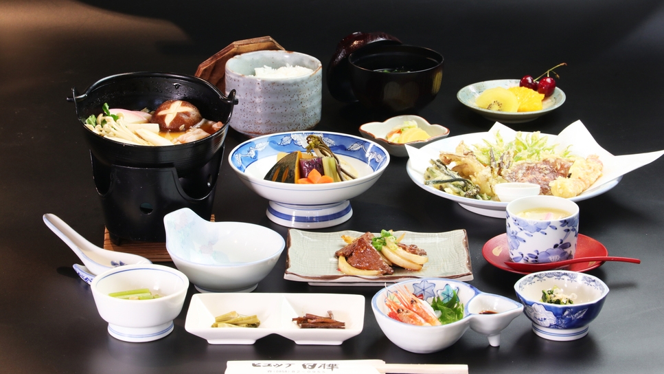 【二食付き・郷土会席コース】季節の山の幸をたっぷり堪能♪山菜や地元食材で彩る旬食材満喫プラン