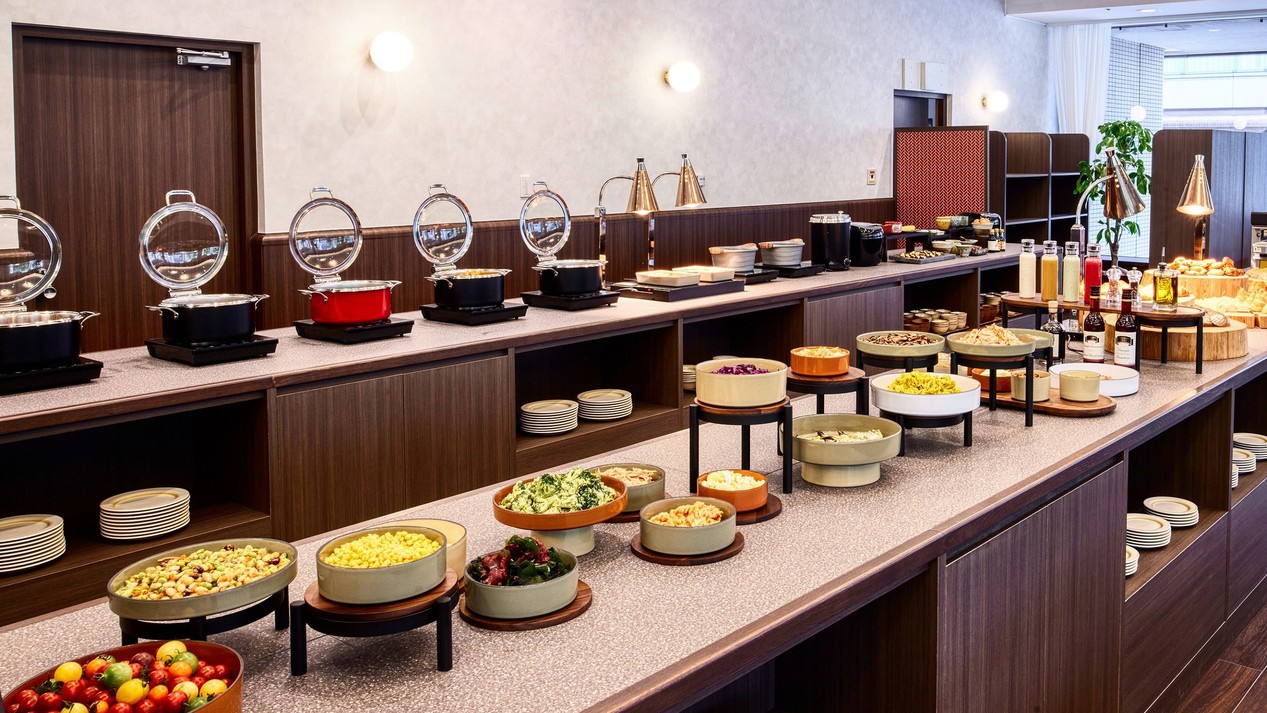 ＜朝食ビュッフェ＞　自慢の自家製パンをはじめ、50種以上の和・洋料理をご用意しています。