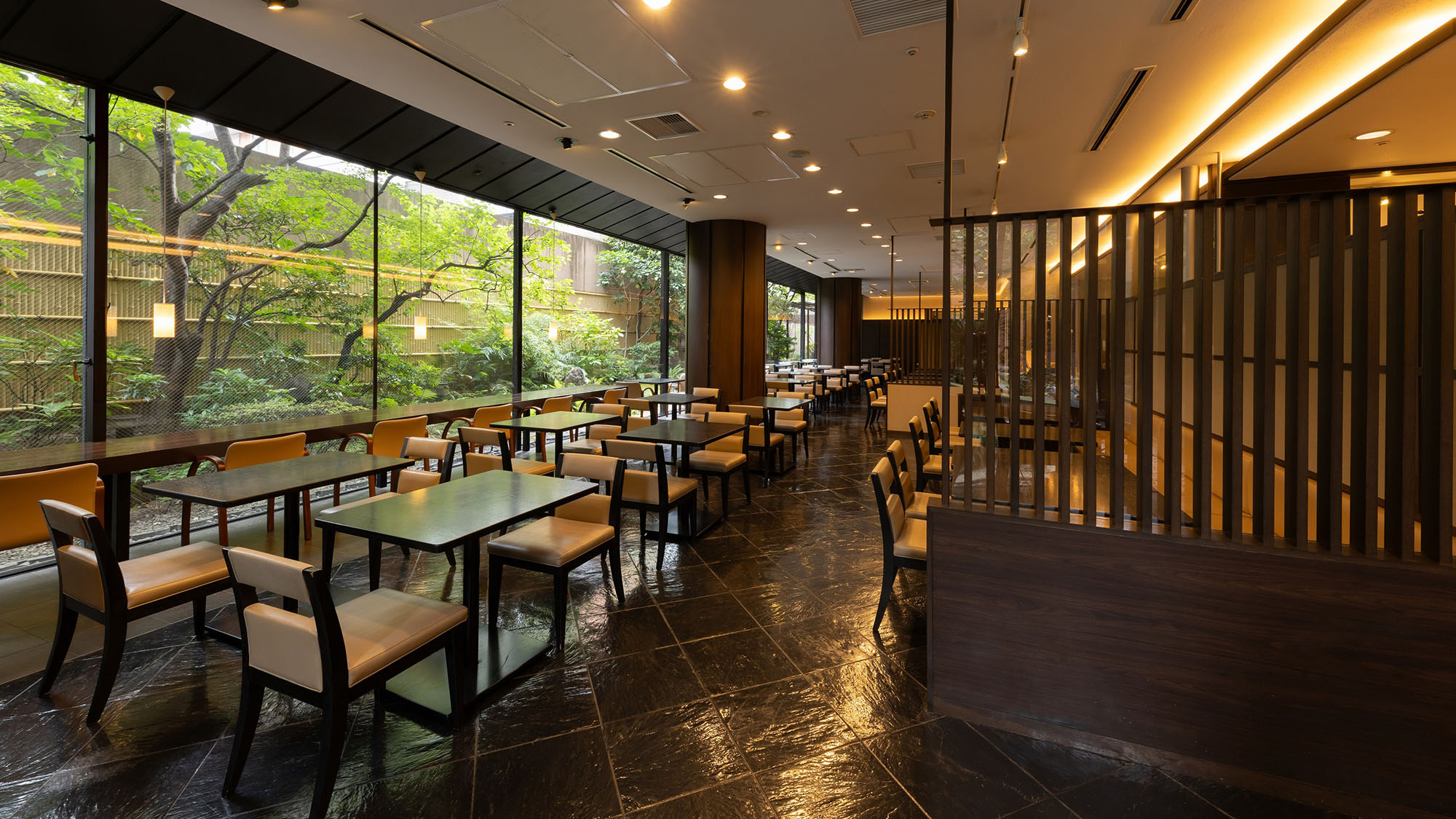 ＜朝食会場＞ 「庭園食堂」