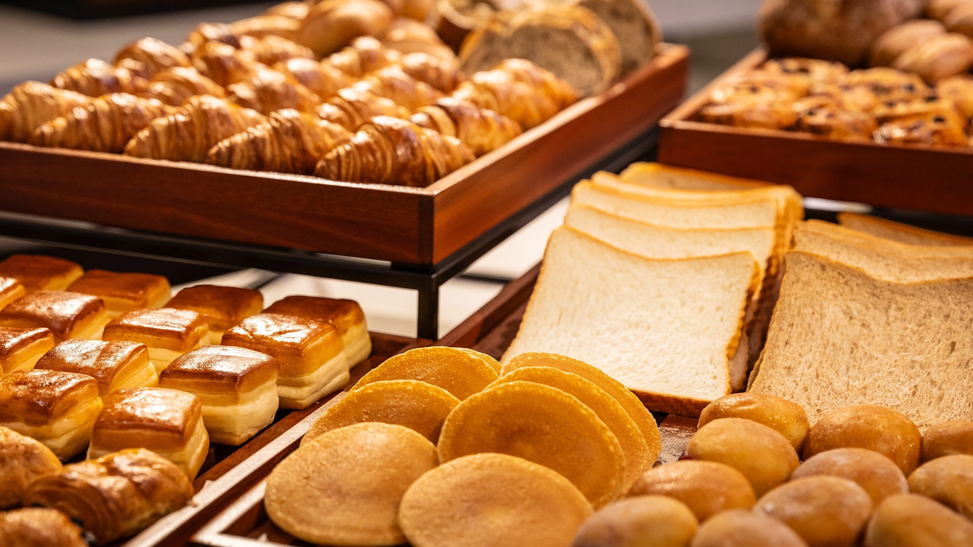 ＜朝食ビュッフェ＞ パンメニュー　幅広く様々なパンをご用意をしております
