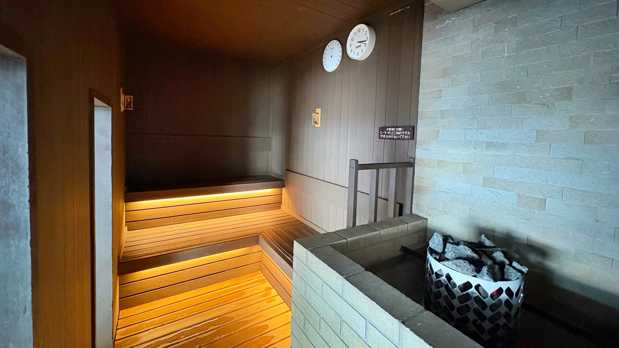 【8階サウナ】すぐ横には水風呂もあり、皆さんを整いの世界に誘います。※ロウリュウは使用できません。
