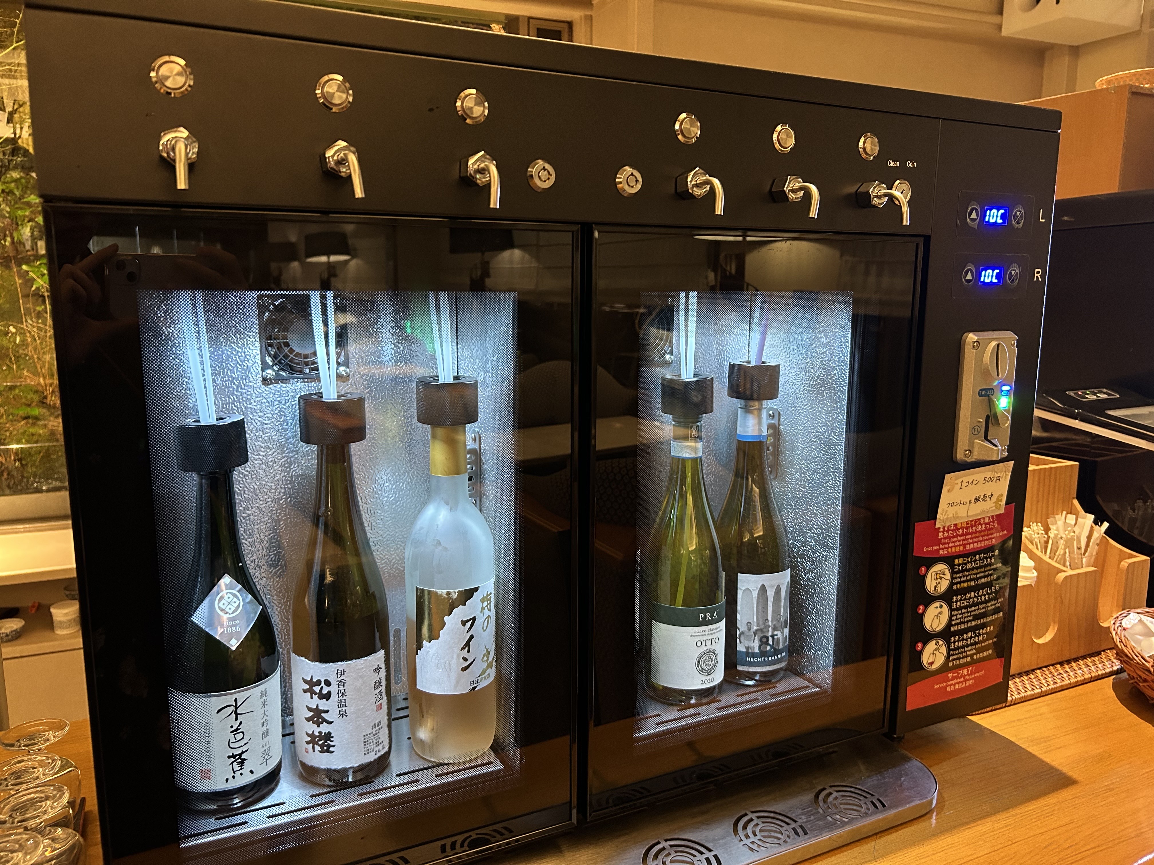 【ロビーラウンジの１コインサーバー】日本酒・ワインが1コイン（500円）でお楽しみ頂けます。