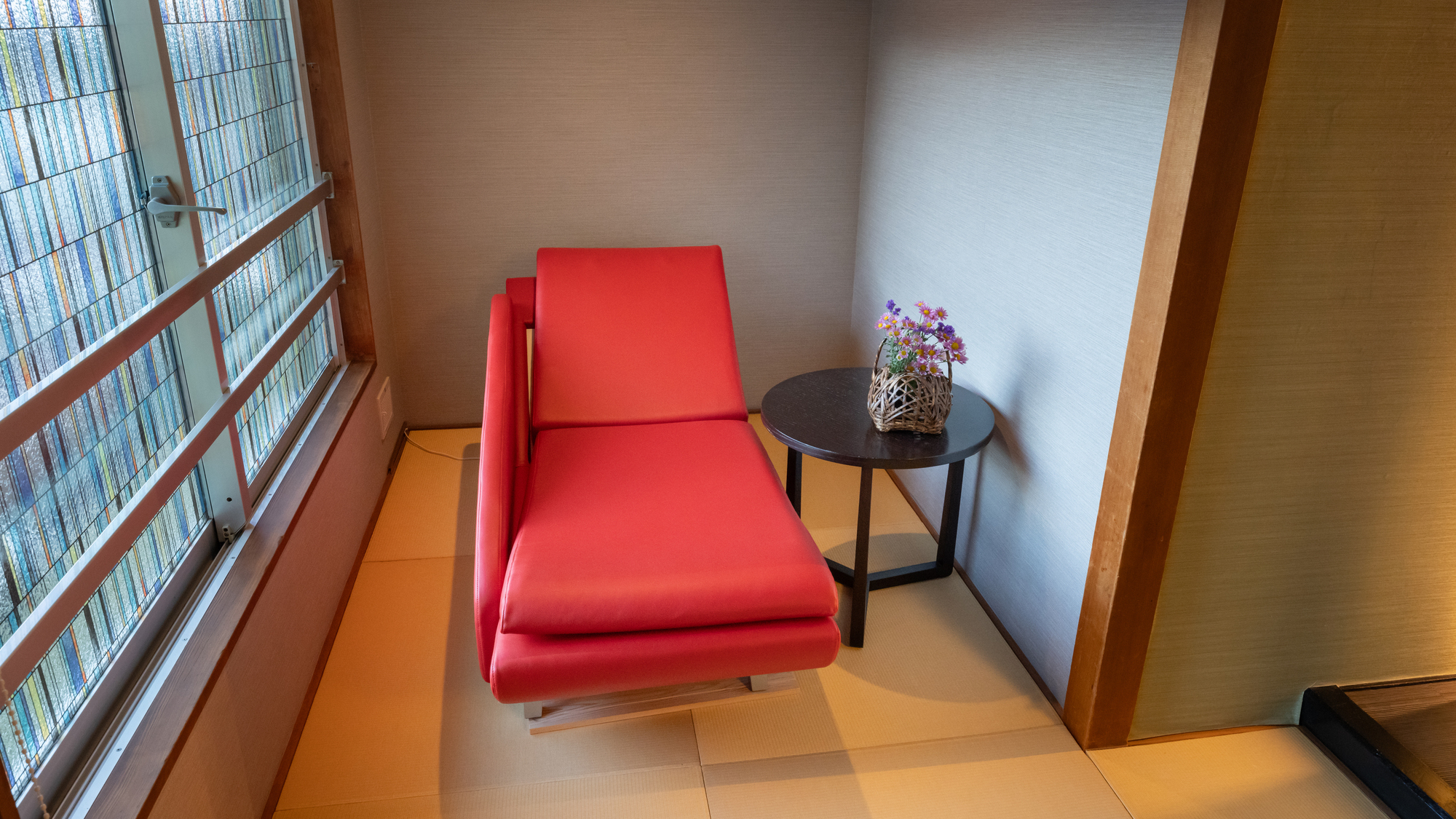 【413】お部屋にヒーリングストーンファニチャー(岩盤チェアー）を配置しました。
