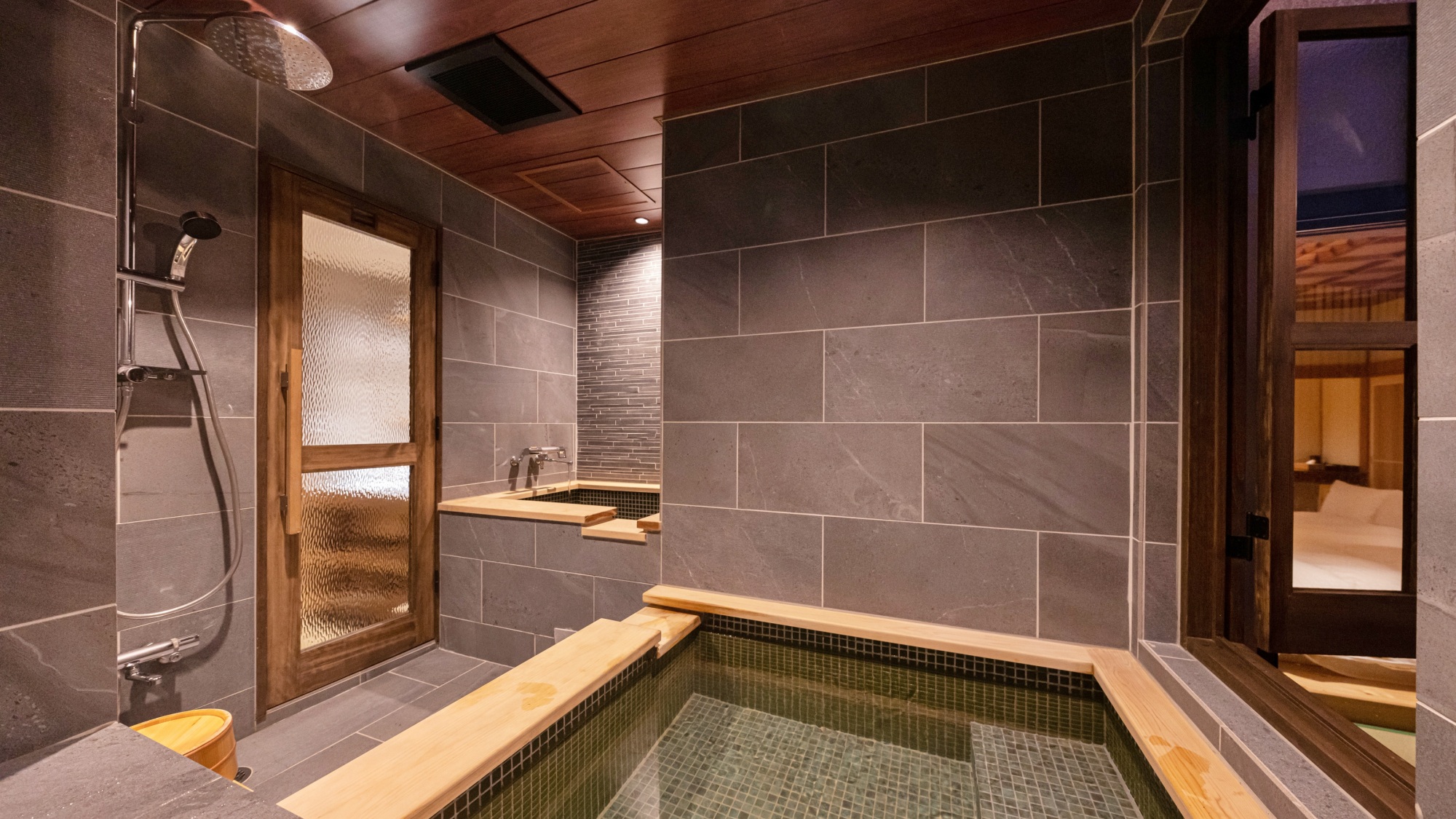 【315】お部屋には、『温泉付き半露天風呂（しろがねの湯）』とロンリュウサウナ室が設置されております
