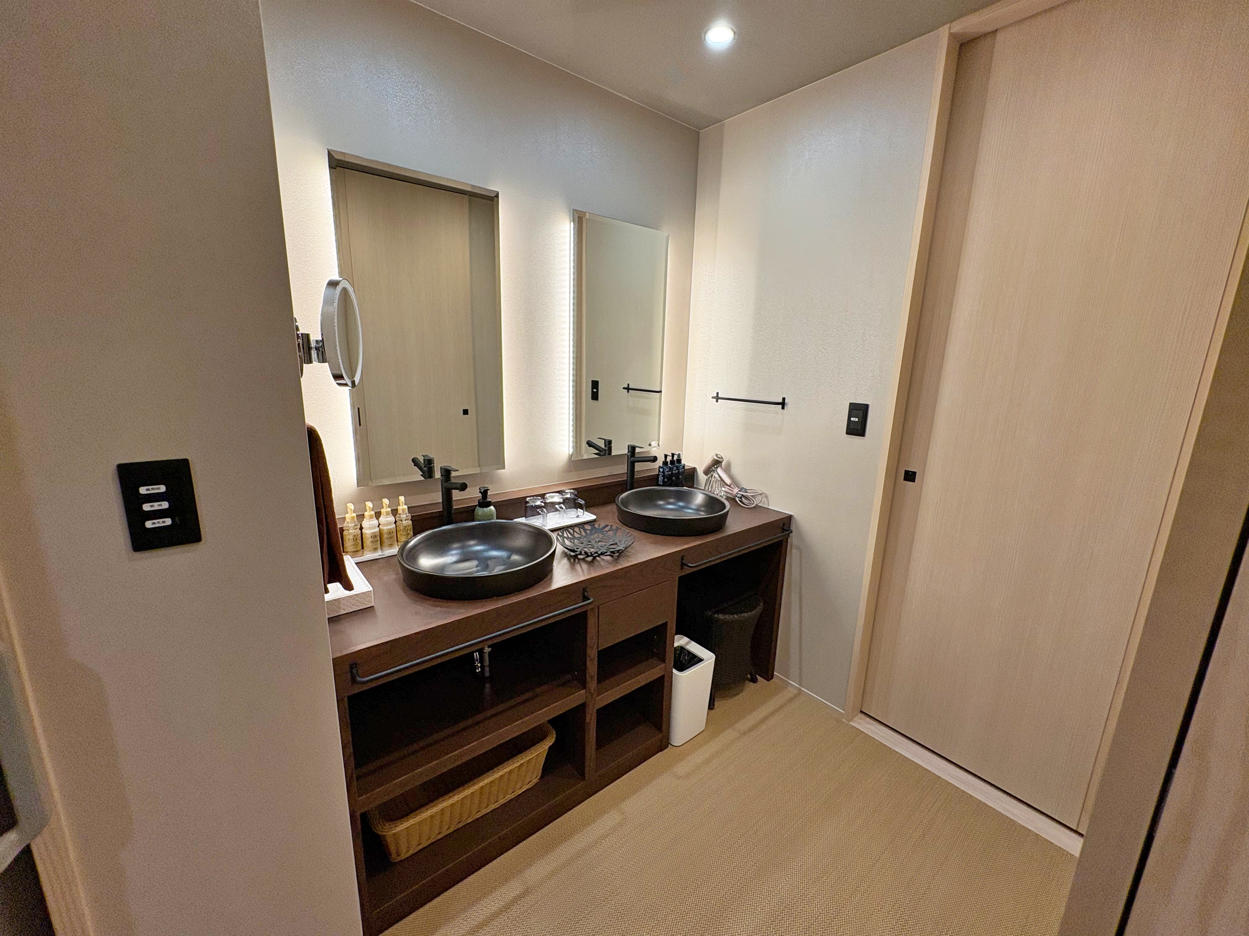 【307】２つの洗面ボウルを設定しているので、朝もゆったり使えるます。