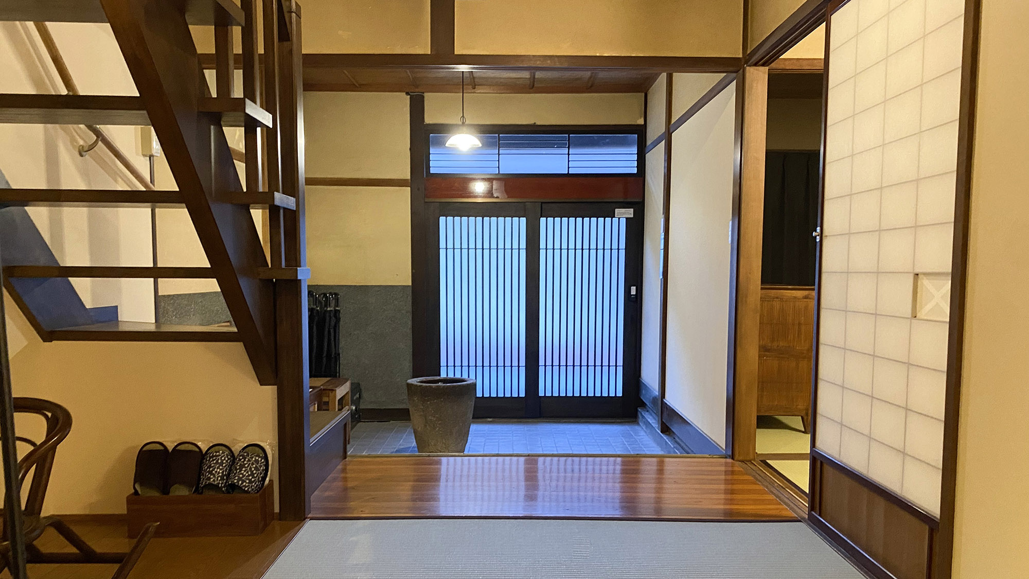 ・【エントランス】和の空気を醸し出しながらもモダンな空間が、楽しい旅の雰囲気を高めます