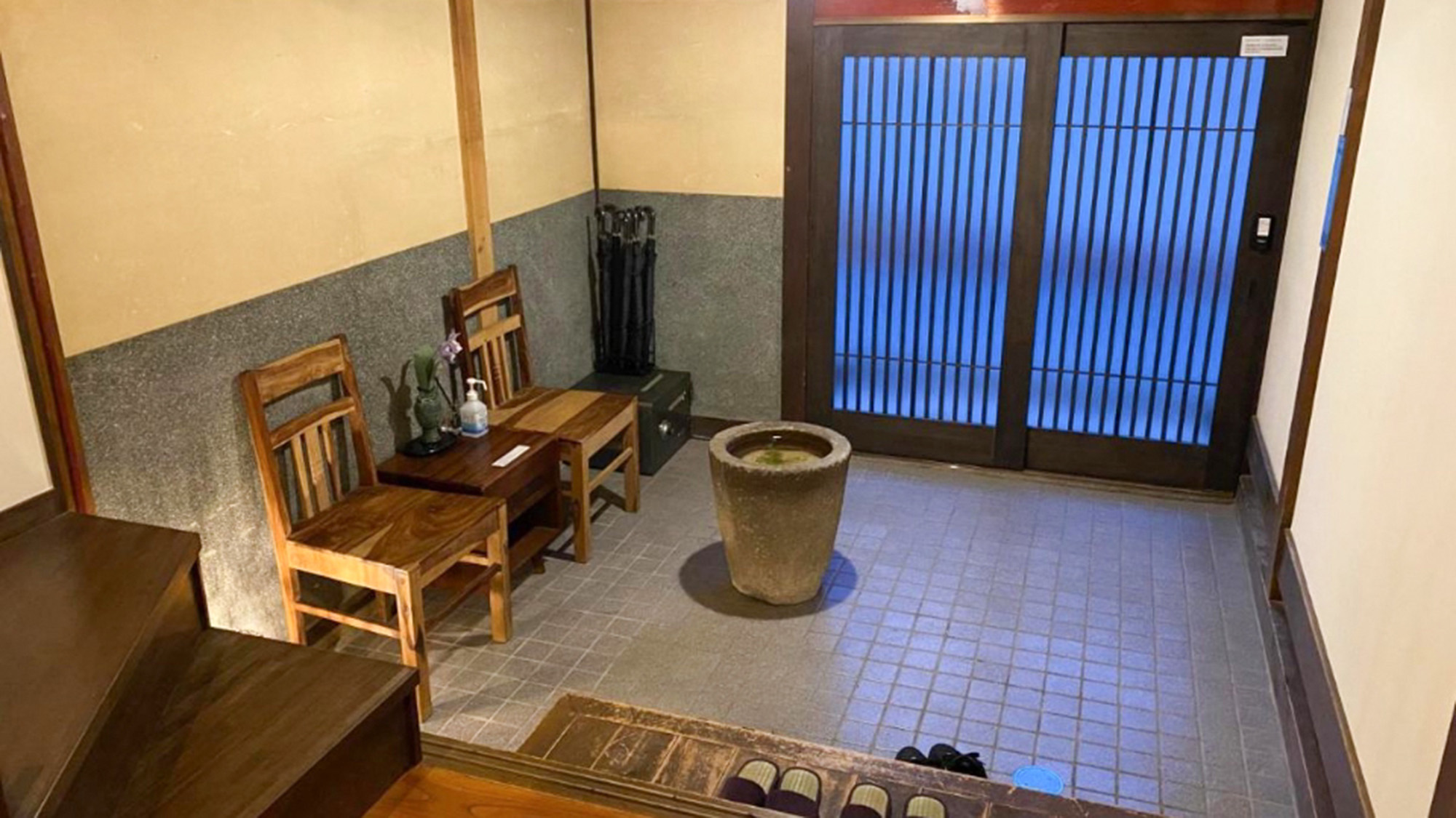 ・【エントランス】広々とした玄関で、大人数のグループ旅行でもゆとりをもってご利用いただけます