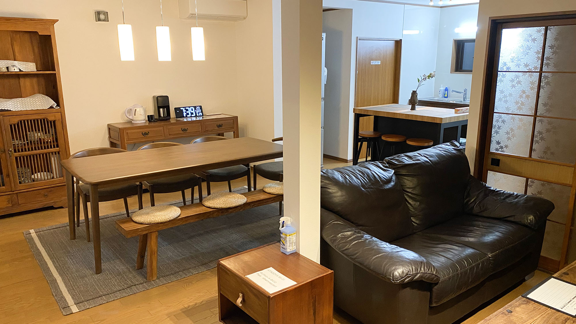 ・【リビング】一棟貸しの広々リビングで周囲を気にせずお過ごしいただけますので、グループ旅行に最適です