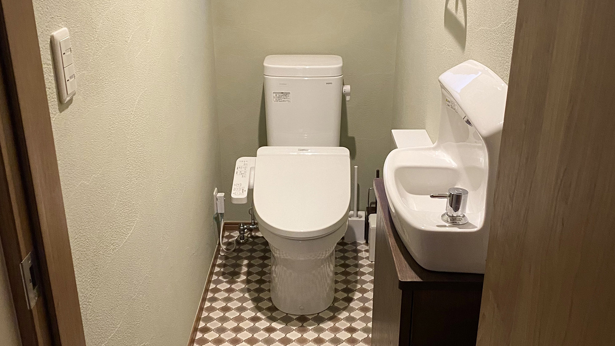 ・【トイレ】清潔感ばっちりのトイレは温水洗浄機能付き。安心してご利用いただけます