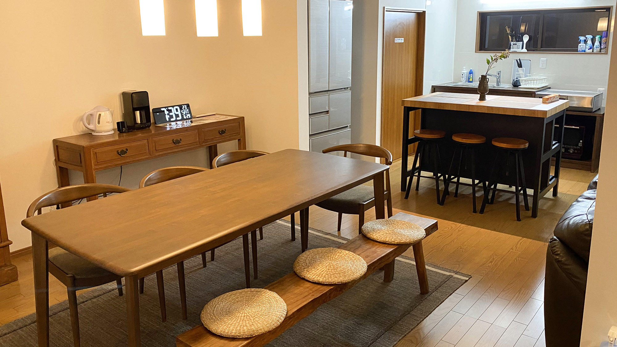 ・【ダイニング】グループ旅行でも問題なくお過ごしいただける広々ダイニング。食事や会話も弾みます
