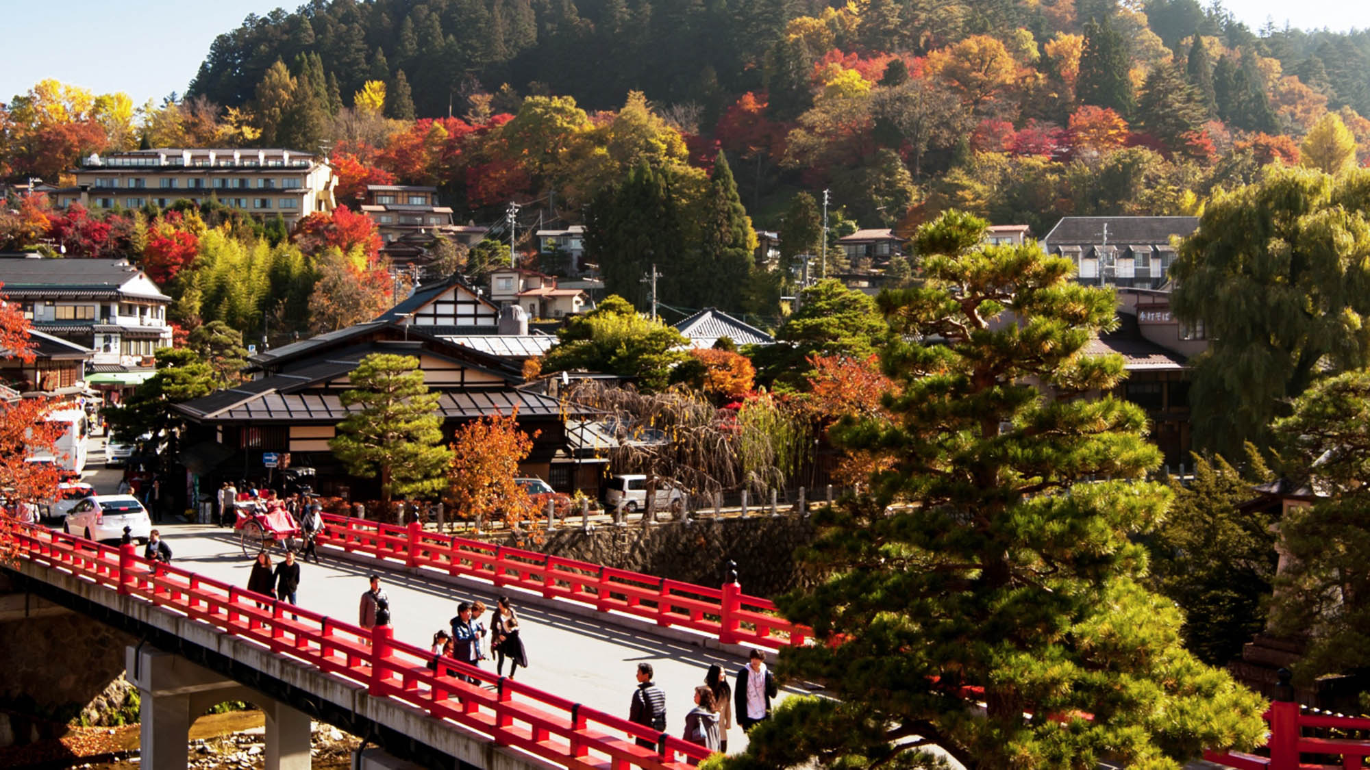 ・【周辺観光】赤い橋と周囲の自然が溶け込む景色が美しい中橋公園。当施設からは徒歩約10分です
