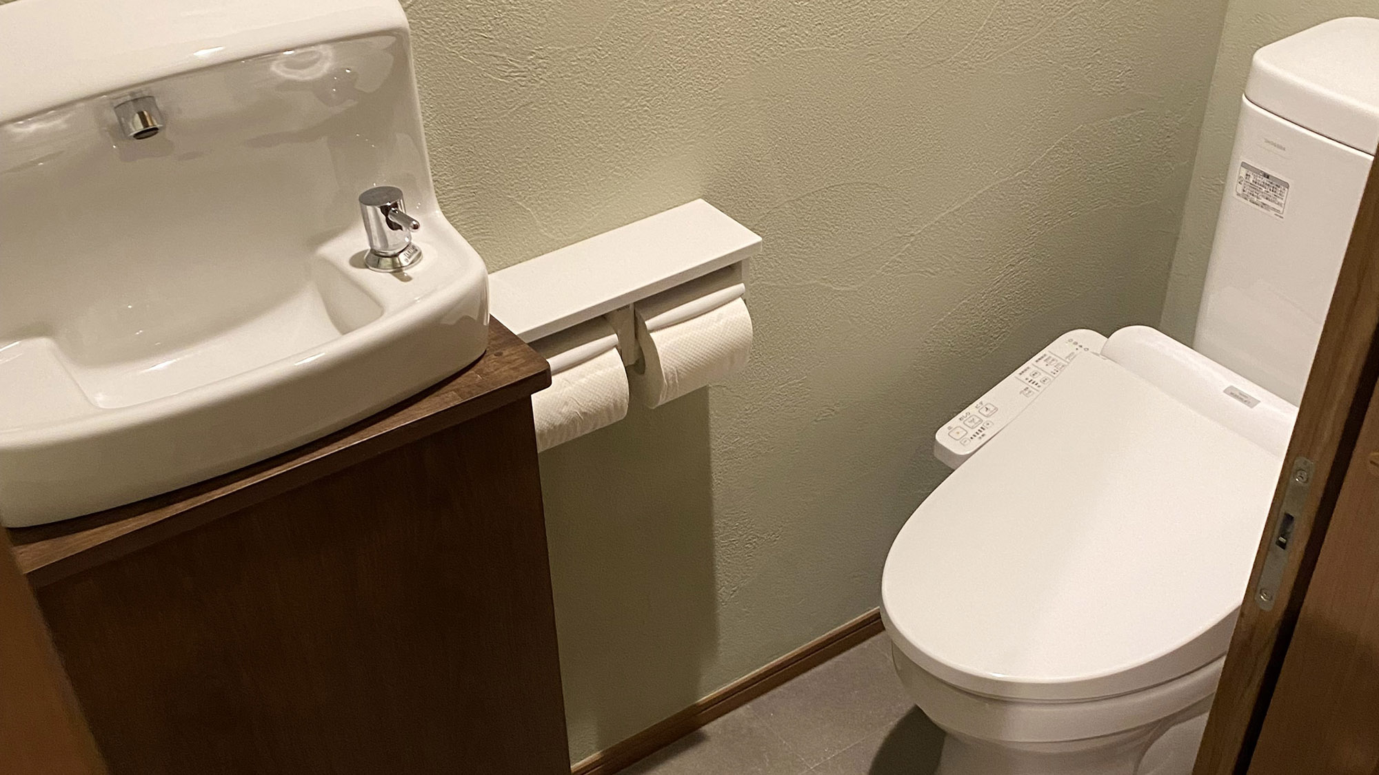 ・【トイレ】手洗い場もトイレ内に設置されており使い勝手も抜群。快適にご利用いただけます