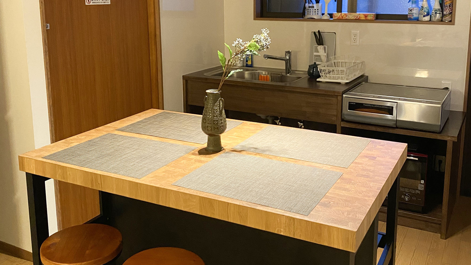 ・【ダイニング】キッチンのすぐそばにテーブルがあり、使い勝手の良いダイニングスペースです