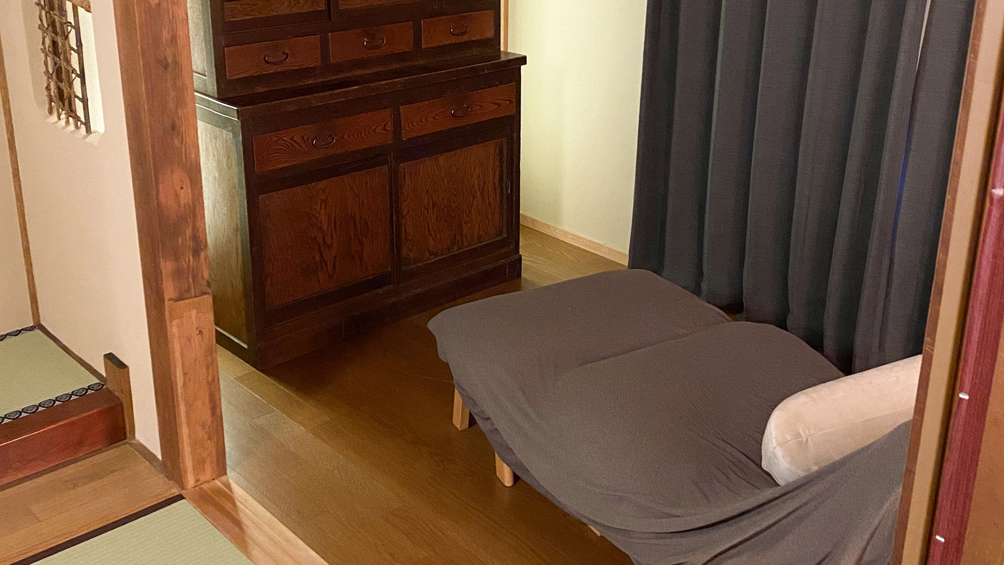 ・【ベッドルーム】リラックスしてお過ごしいただけるスペースで、穏やかに流れる時間をご堪能ください