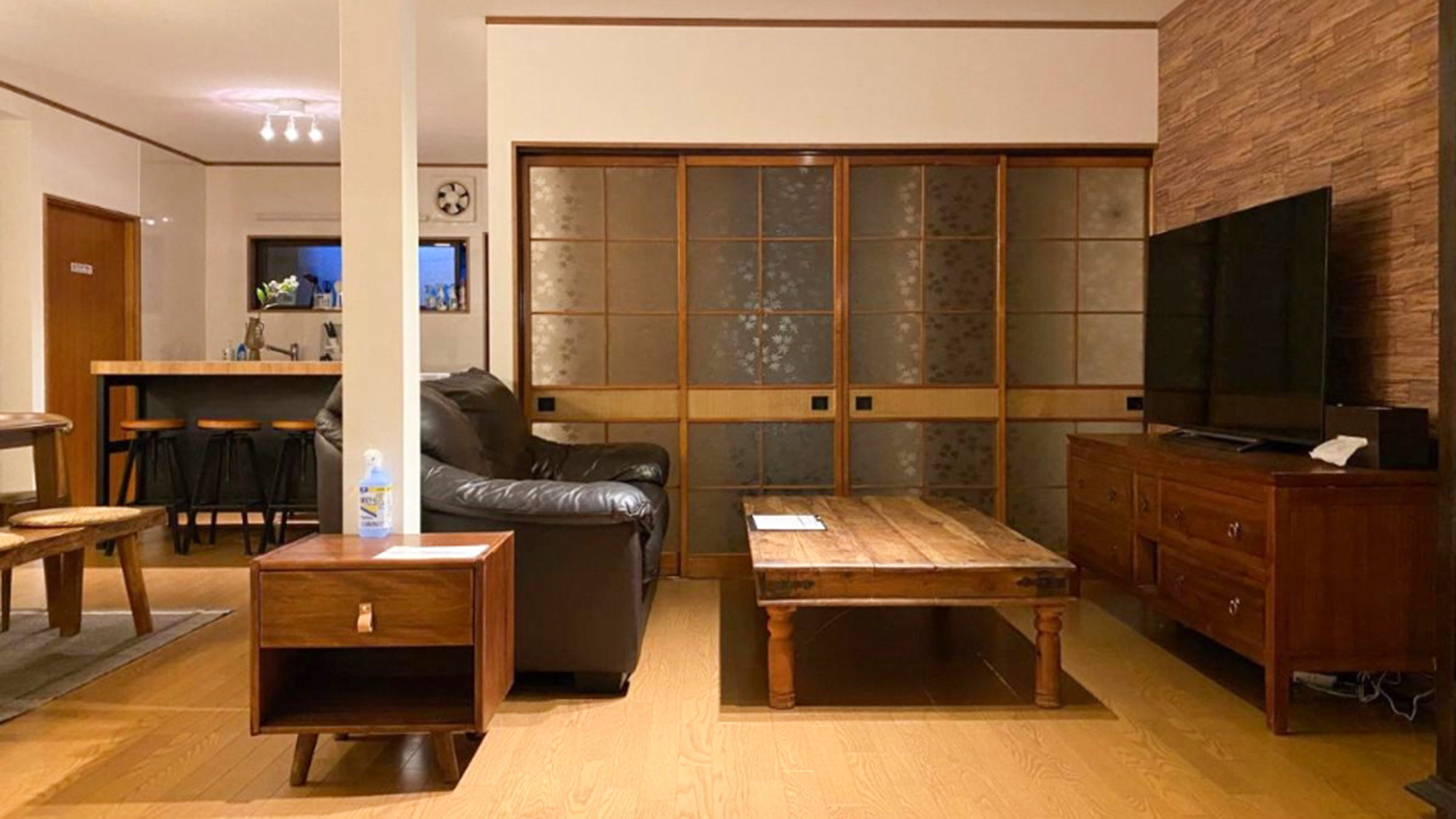 ・【リビング】和の雰囲気を残しつつモダンな雰囲気漂うリビングで、リラックスしてお過ごしください