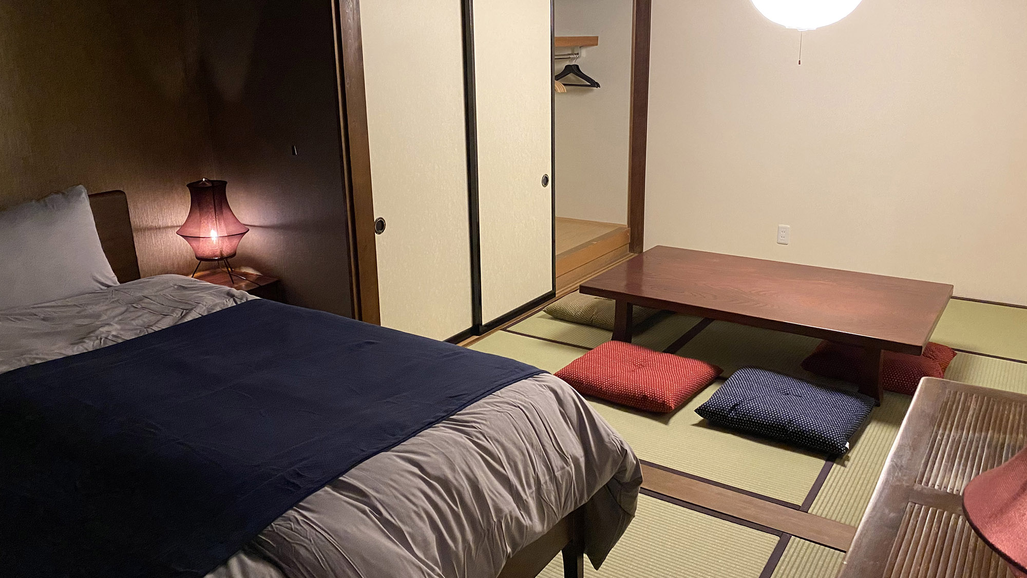 ・【ベッドルーム】畳の空間は温かみがあり、心身ともにリラックスした時間をお過ごしいただけます