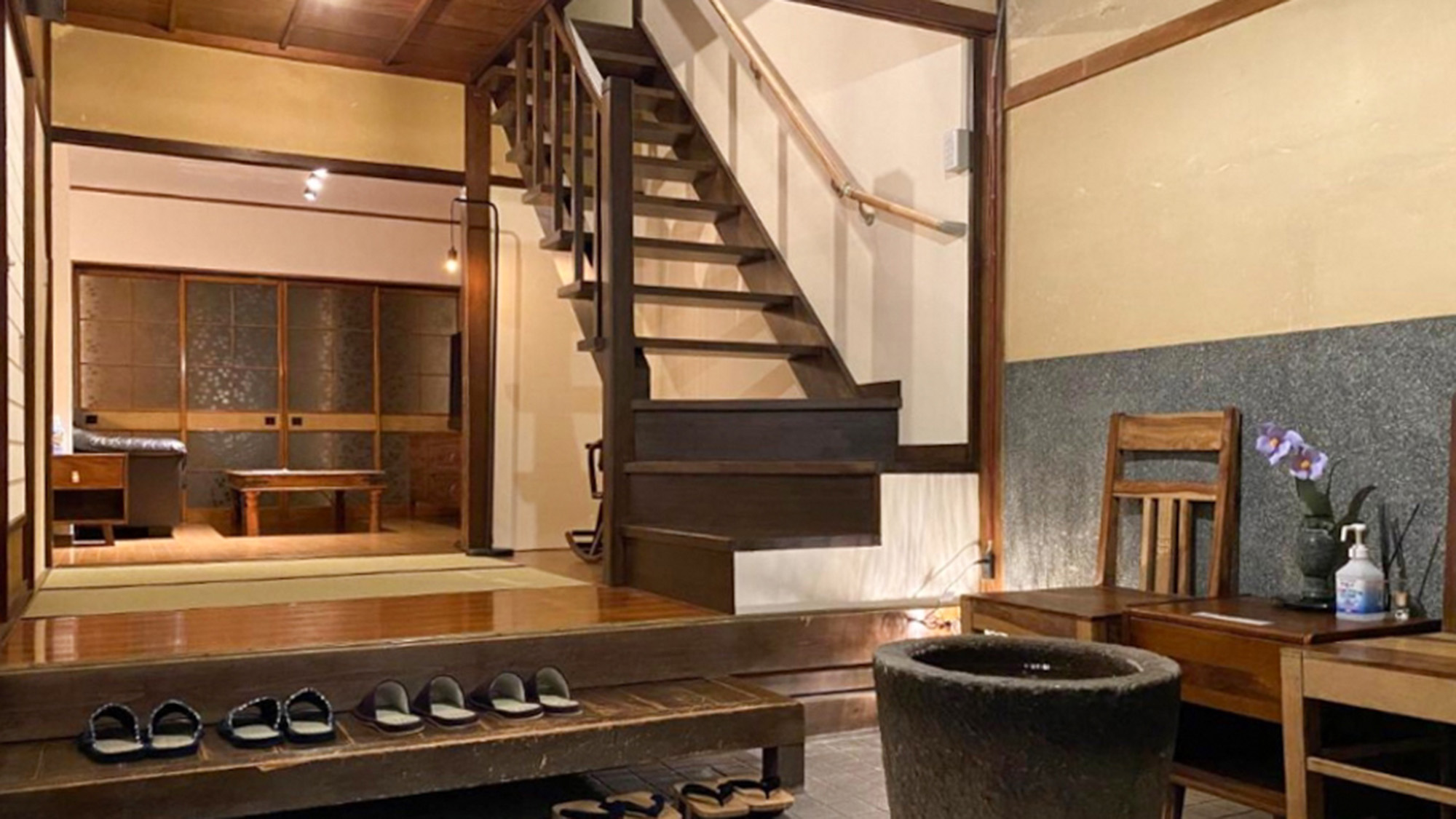 ・【エントランス】昔ながらの日本家屋らしい玄関。ゆったりした空間が旅で疲れた心をほっと落ち着かせます