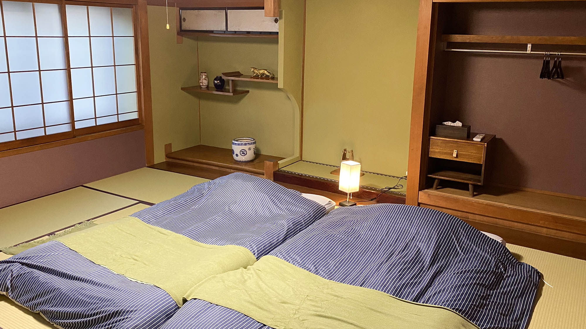 ・【ベッドルーム】畳に布団を敷いて寝ると懐かしい気持ちに。エモーショナルなひと時をお楽しみください