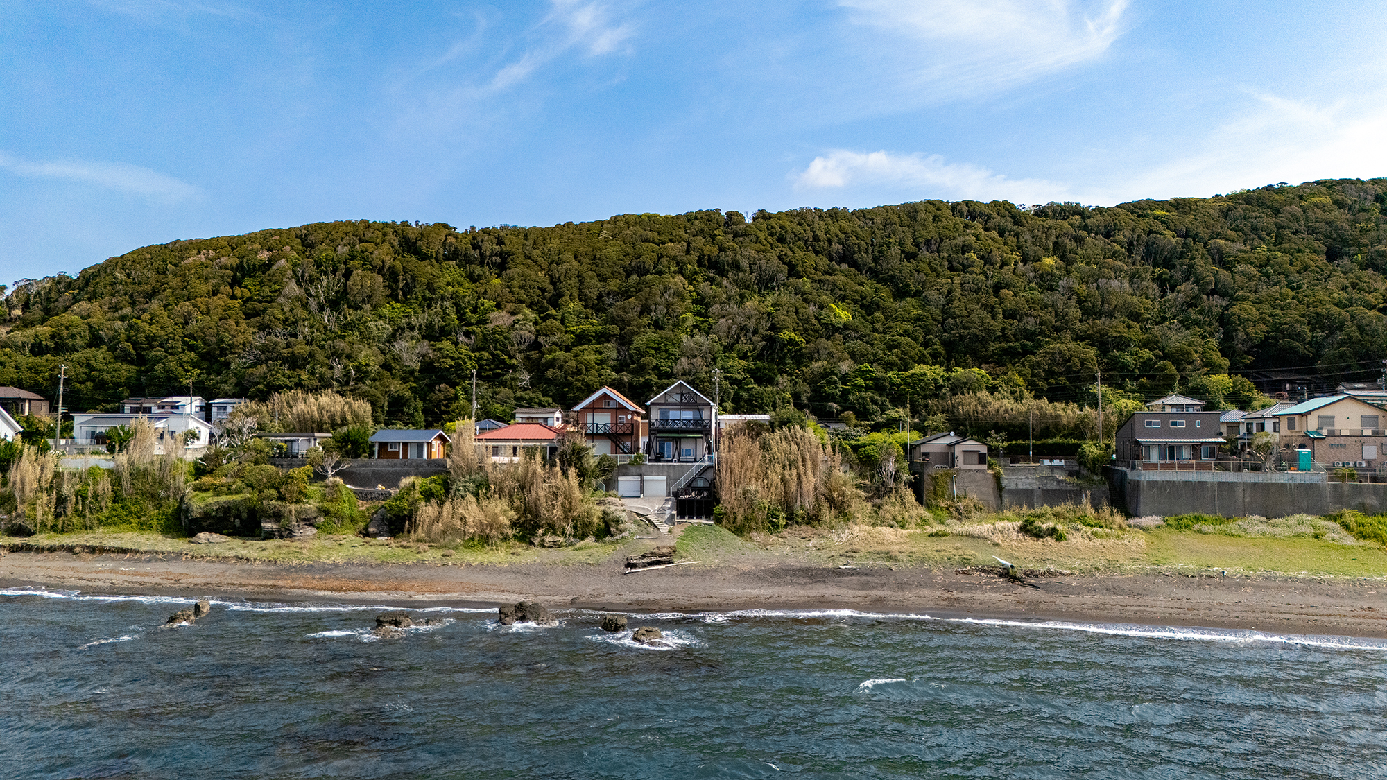 *【外観（ドローン）】心洗われる景観が広がる、静かな海辺の宿。
