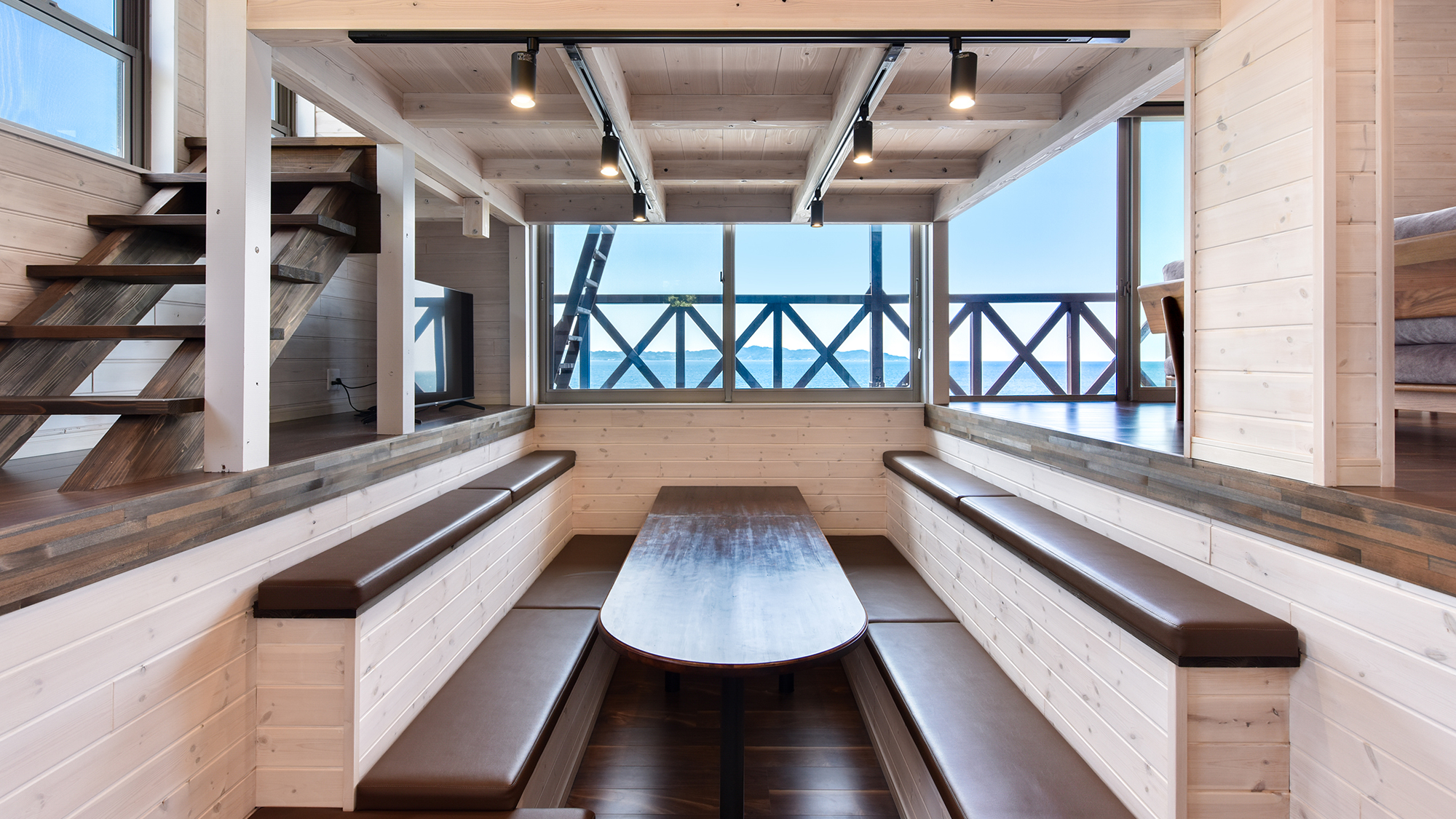 *【ダイニング（2階）】海が見える特等席で、贅沢なひとときを満喫。