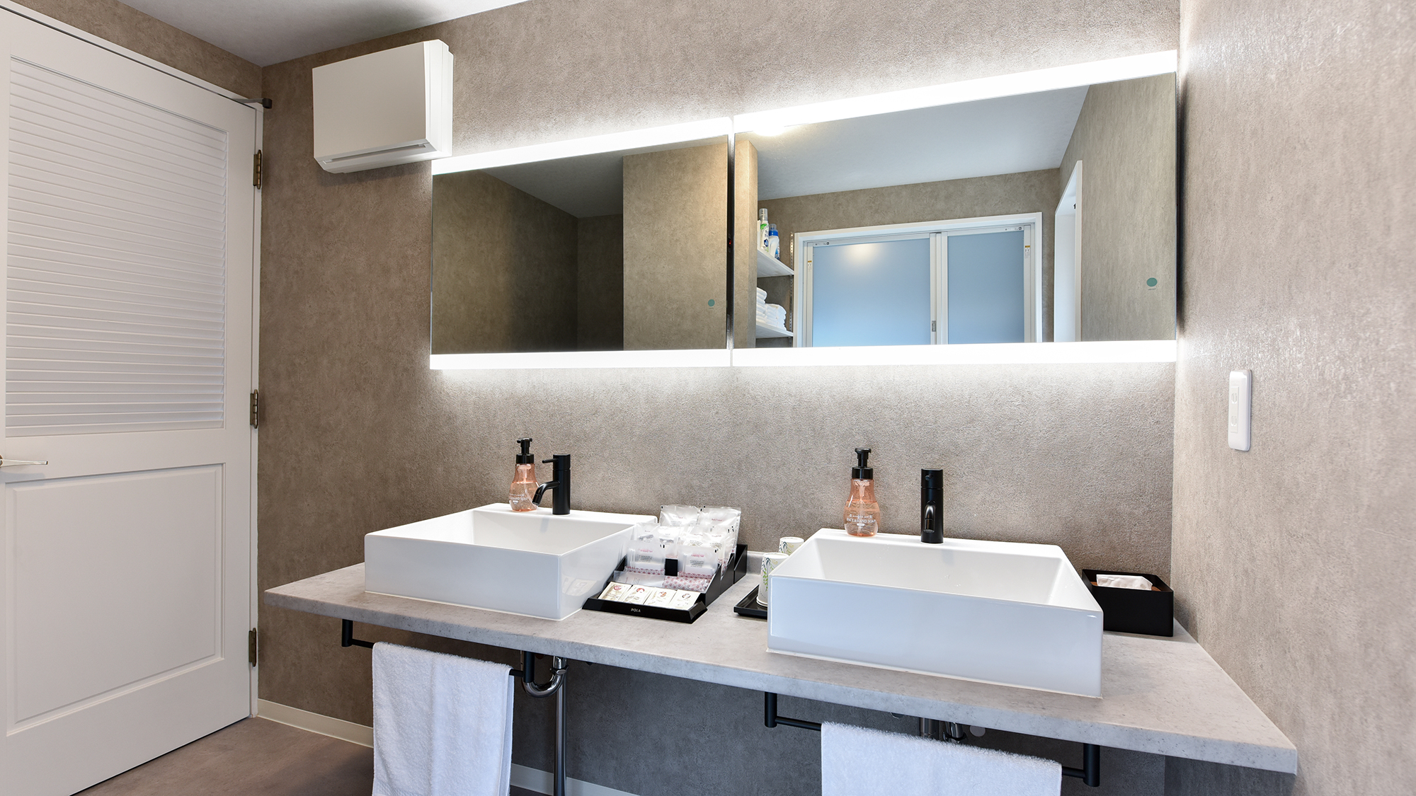 *【洗面所（1階）】清潔感ある空間で、気持ちよく身支度を。