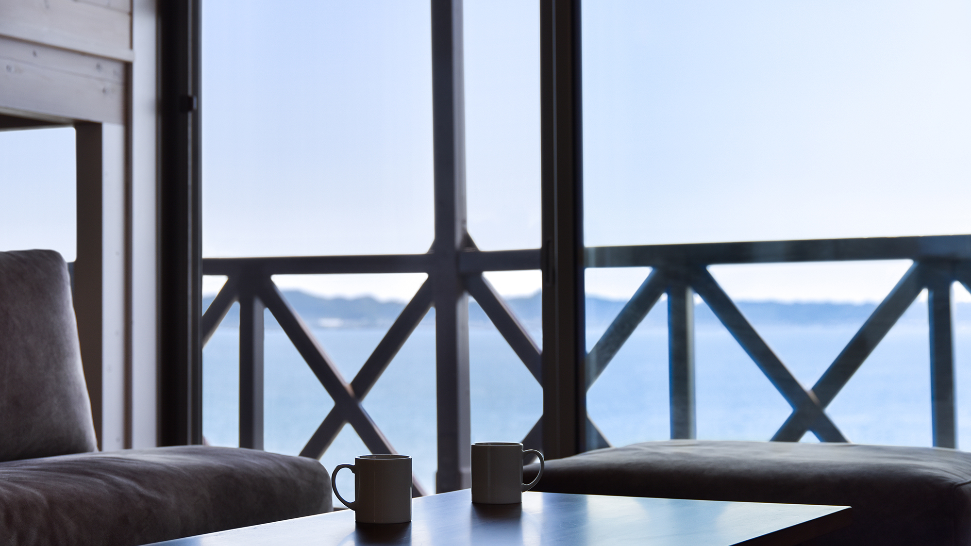 *【リビング（2階）】海を眺めながら、ゆったりとしたカフェタイムを。