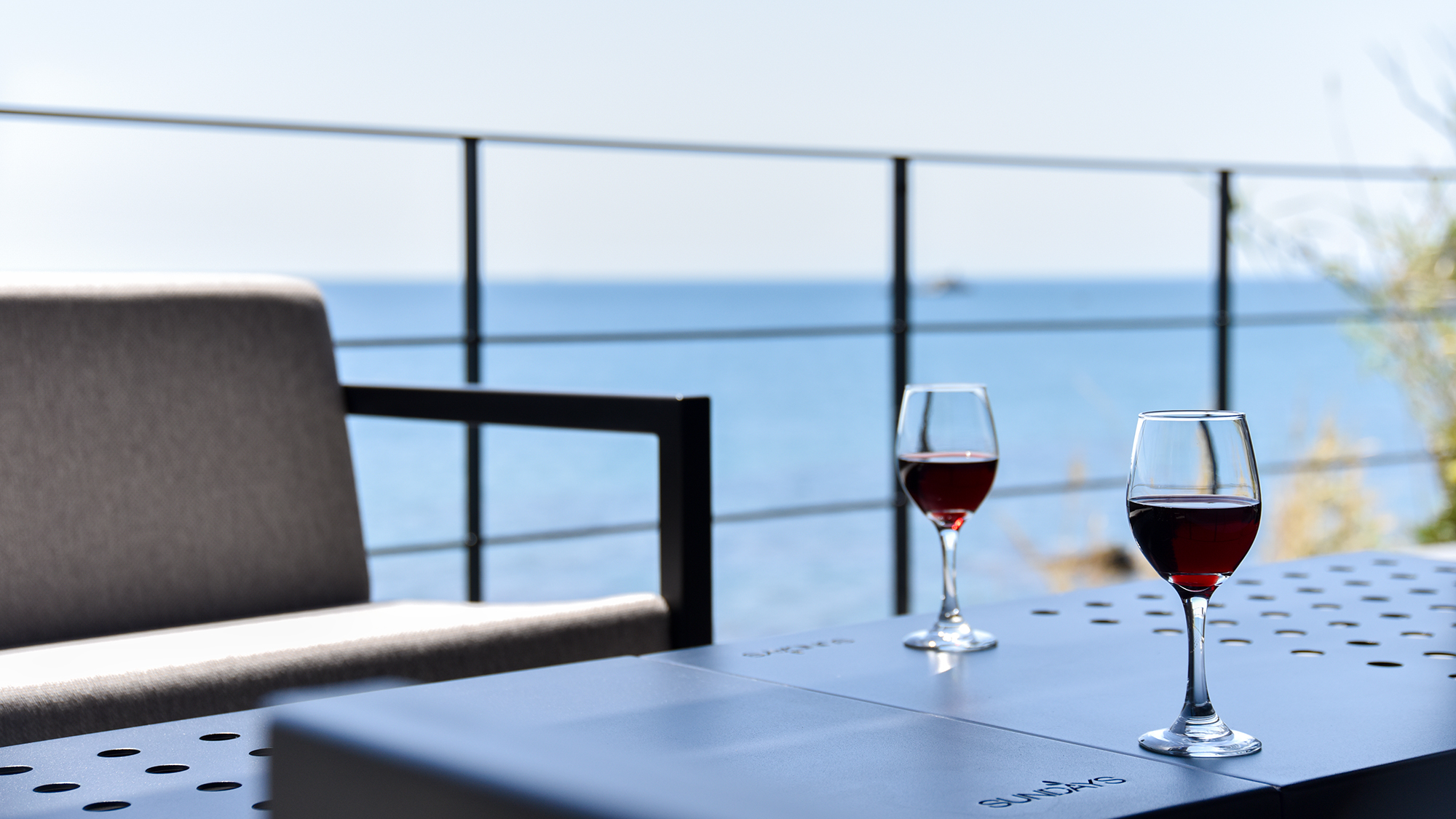 *【テラス（1階）】心地よい風と波音に癒される特等席。