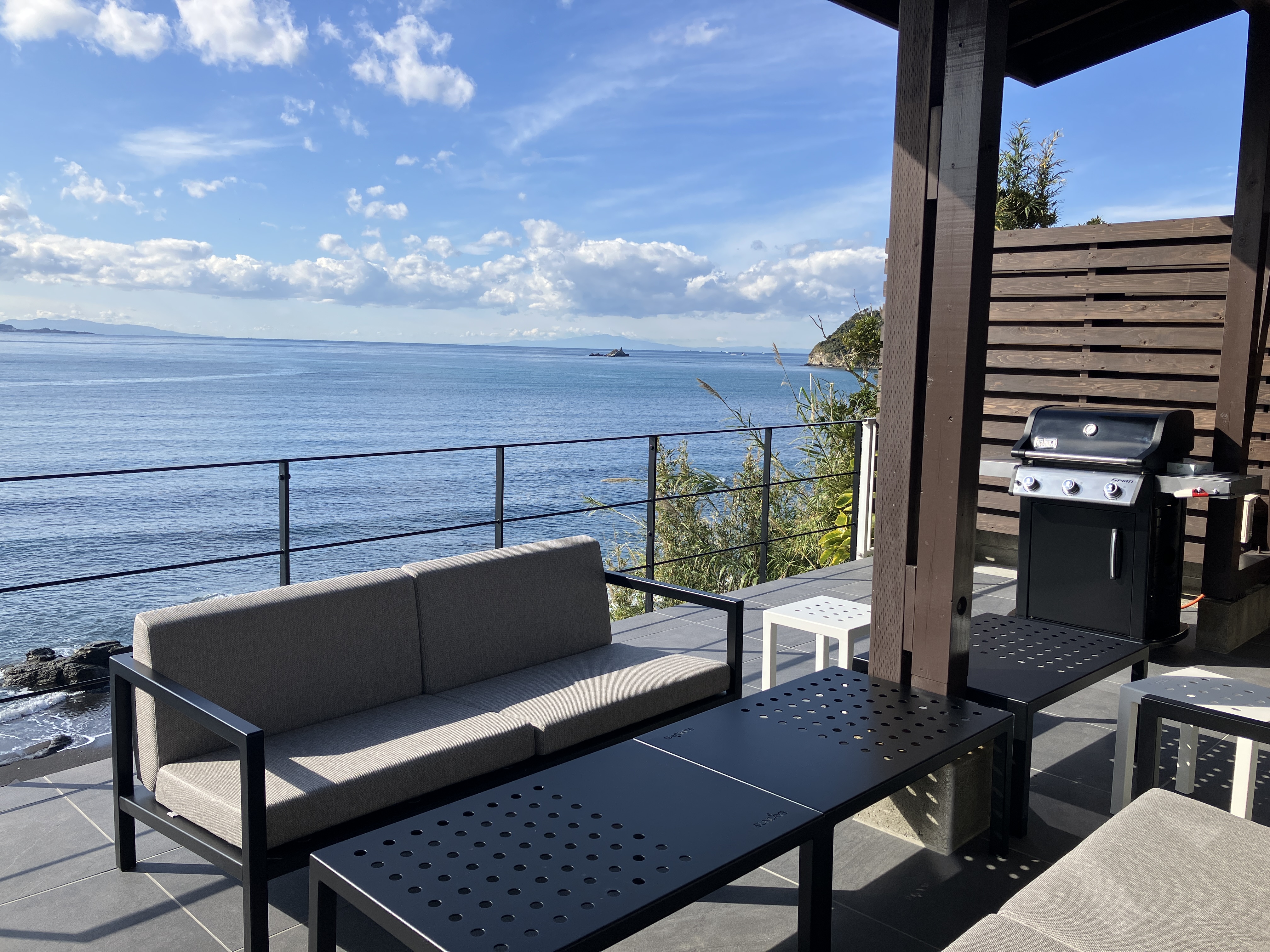 *【テラス（1階）】海を望む開放的なテラスで、潮風とともに贅沢な寛ぎ時間を。