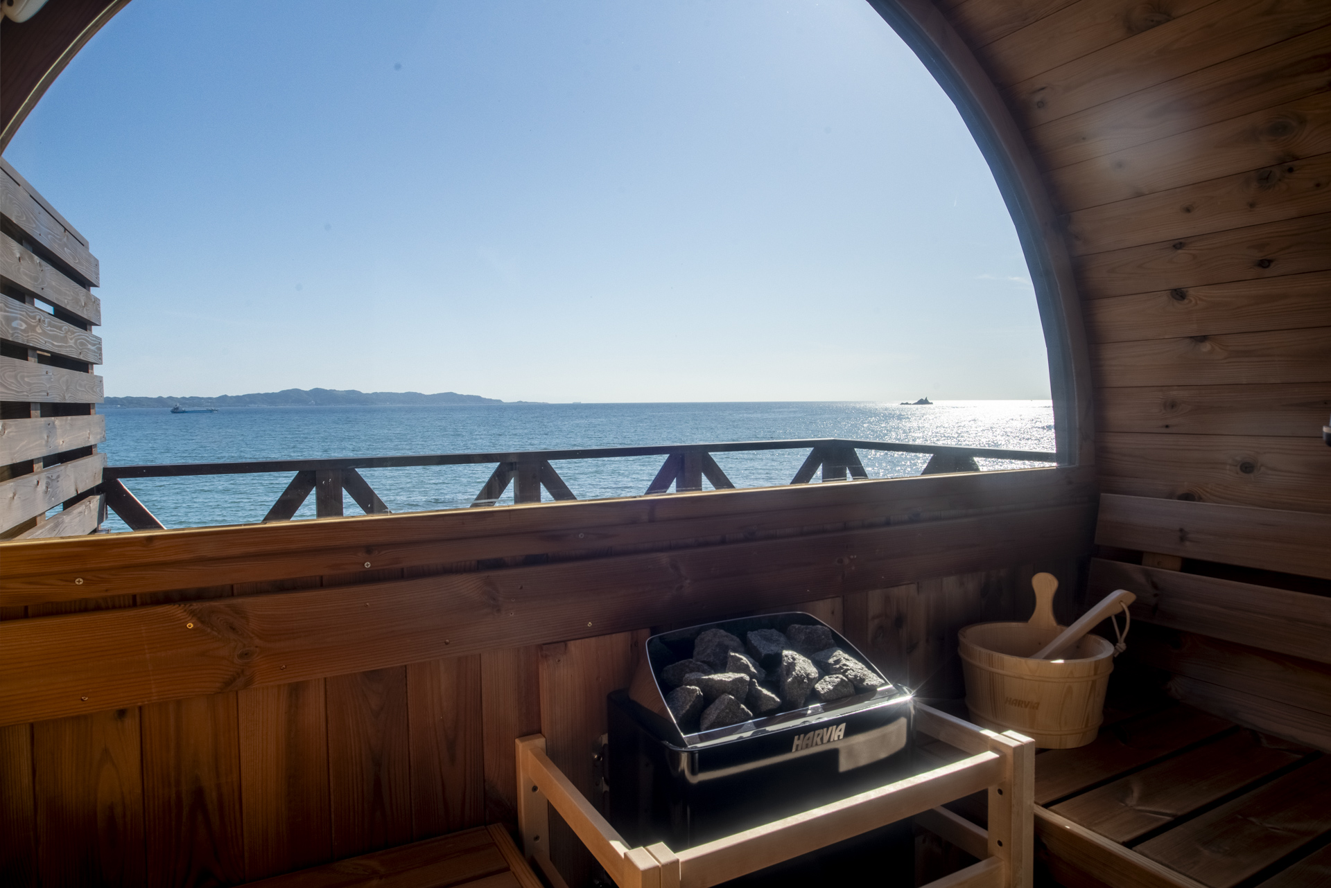 *【サウナ内観】海を望む贅沢なプライベートサウナ。絶景とともに整う時間。