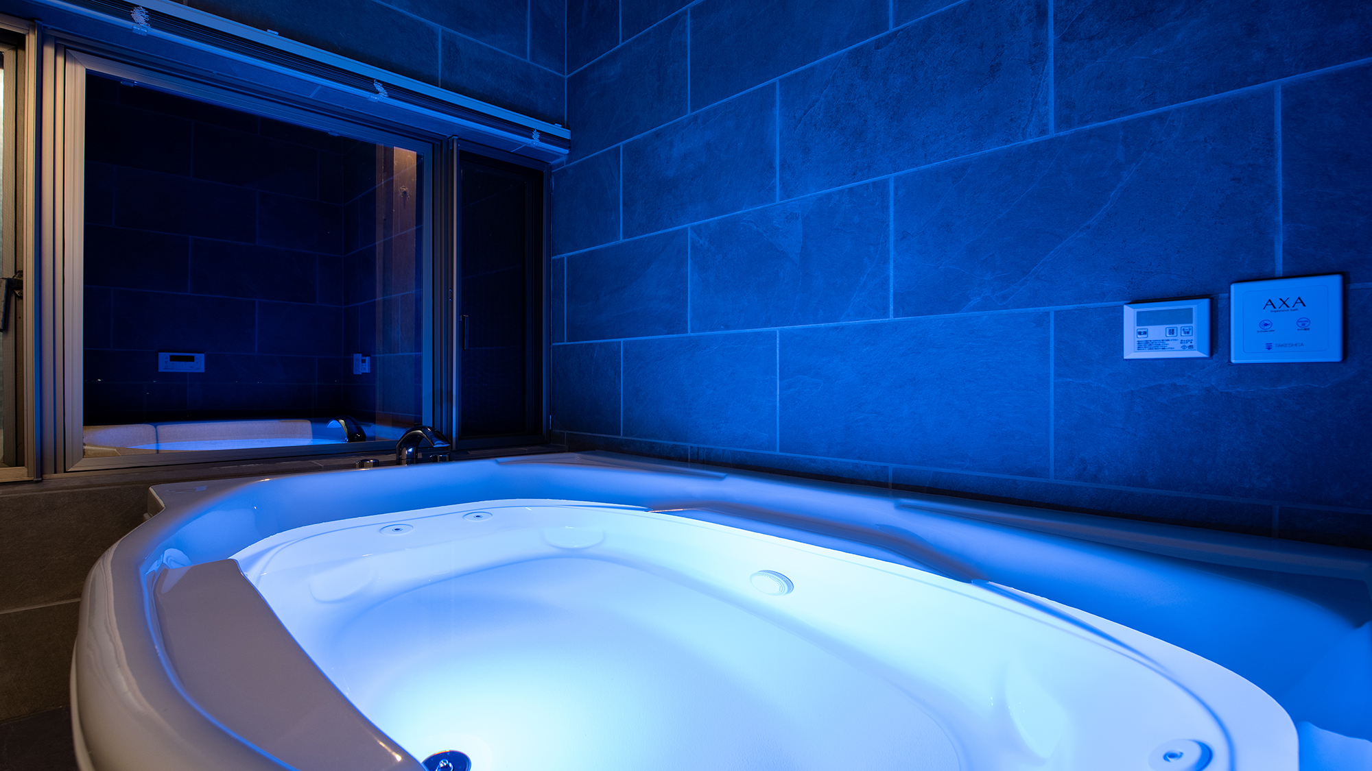 *【バスルーム（1階）】夜の静寂に包まれて贅沢なバスタイムを満喫。