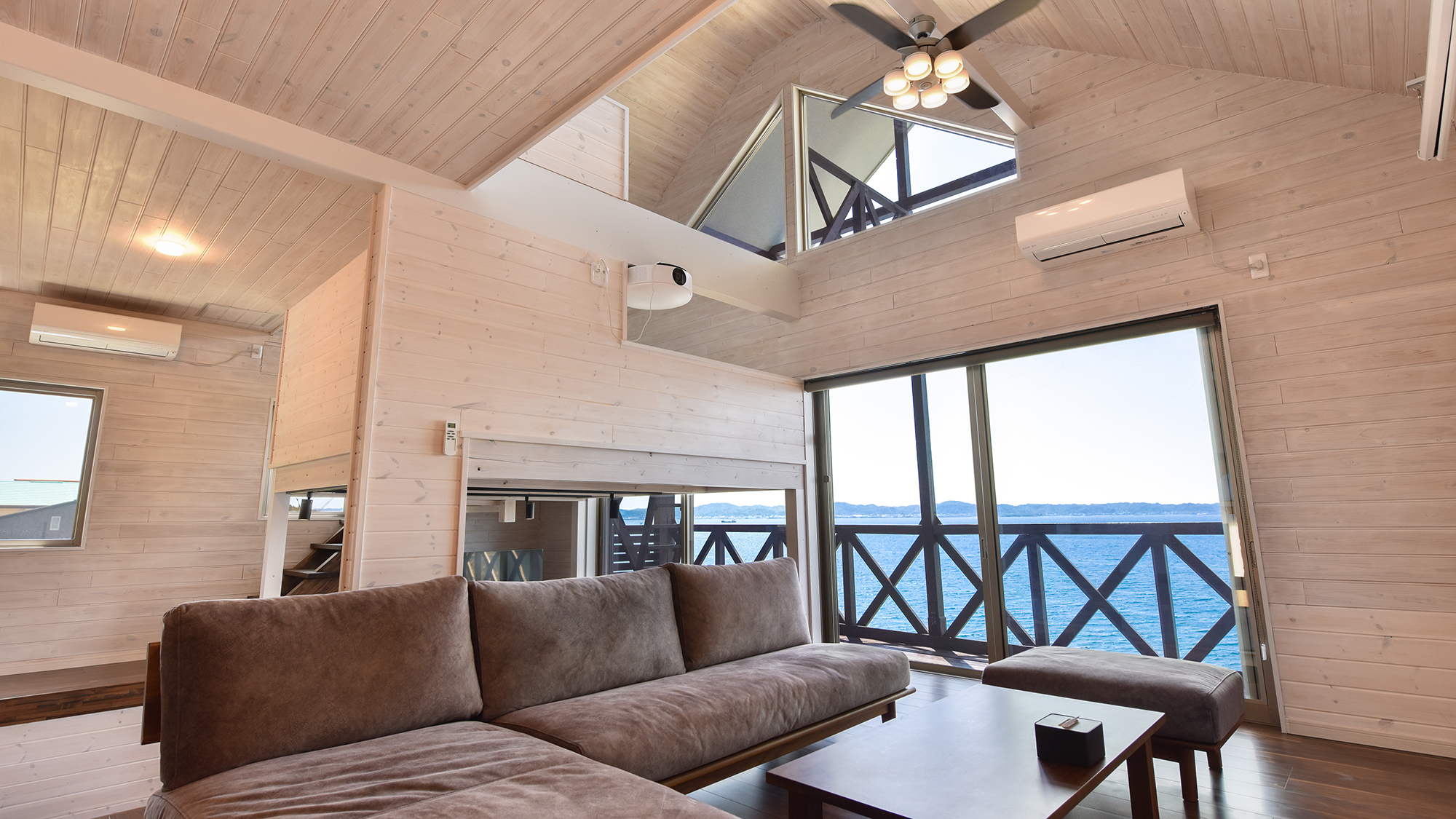 *【リビング（2階）】大きな窓から海を望む、開放感あふれるリビング。