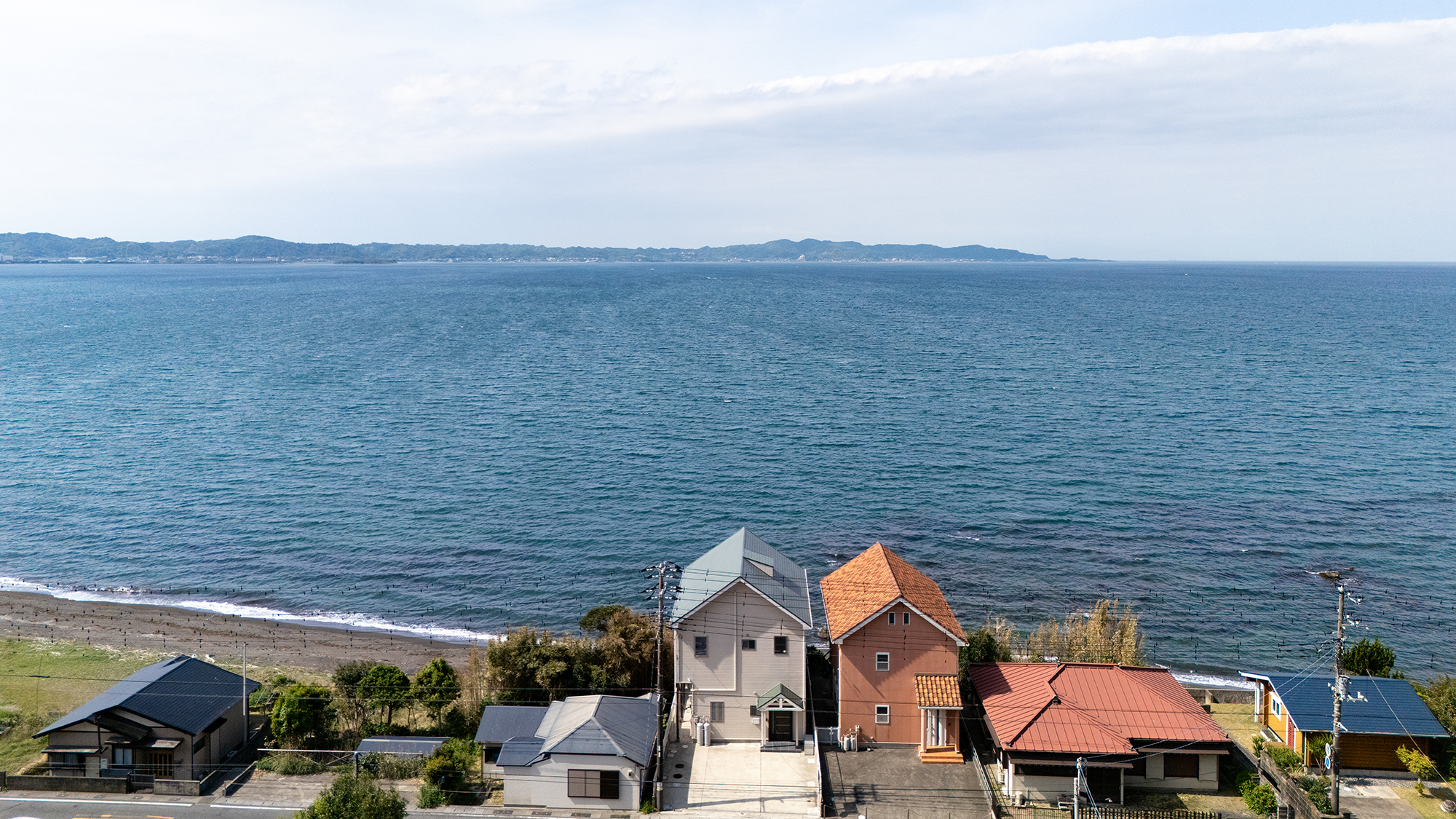 *【外観（ドローン）】海辺に佇む、プライベート感あふれる一棟貸し。