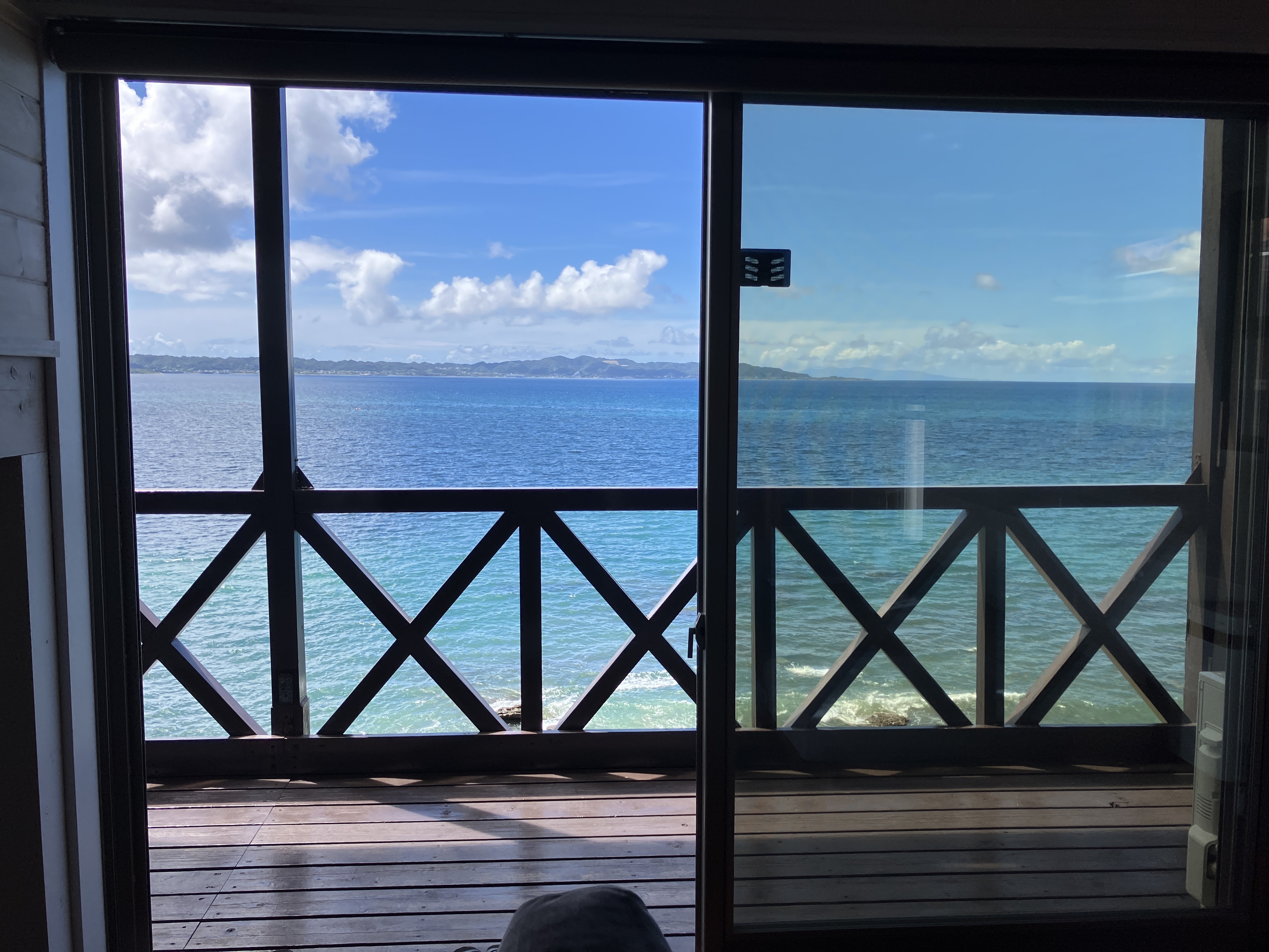 *【リビング（2階）】オーシャンビューを楽しみながら、ゆったり寛げる開放的なリビング。