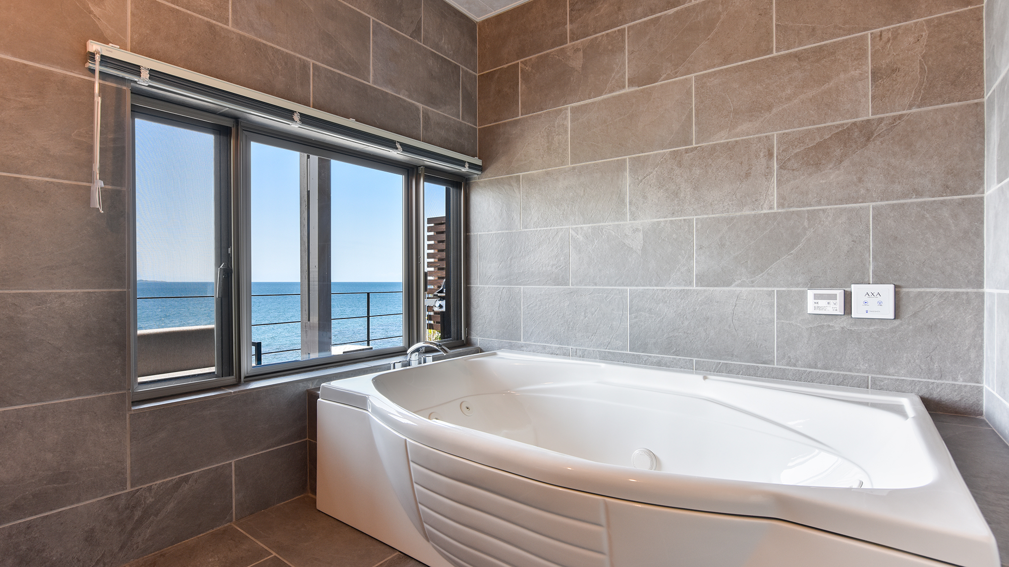 *【バスルーム（1階）】目の前に広がる海を眺めながら至福の湯浴み。