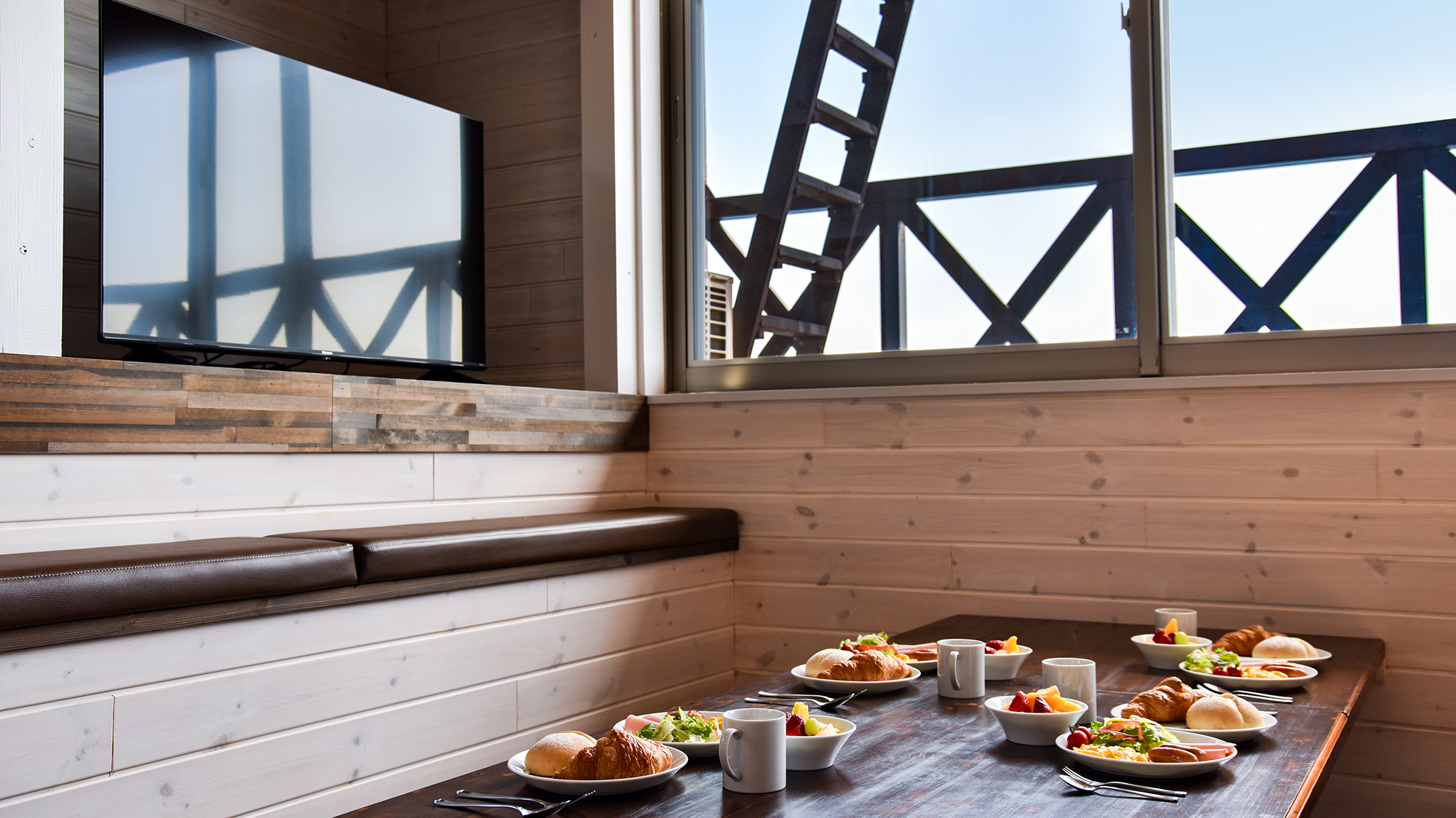 *【食事イメージ】海を眺めながら、お食事をどうぞ。