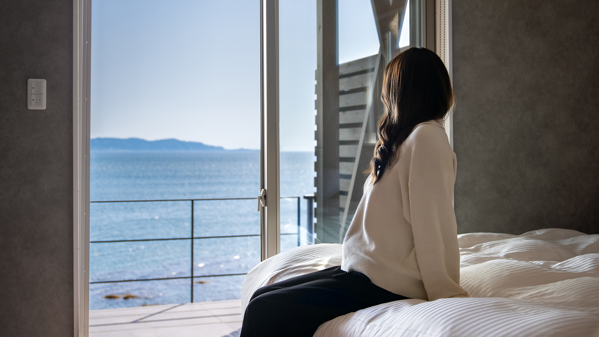 *【寝室（1階）】海を望むベッドルームで、贅沢な朝を迎えて。