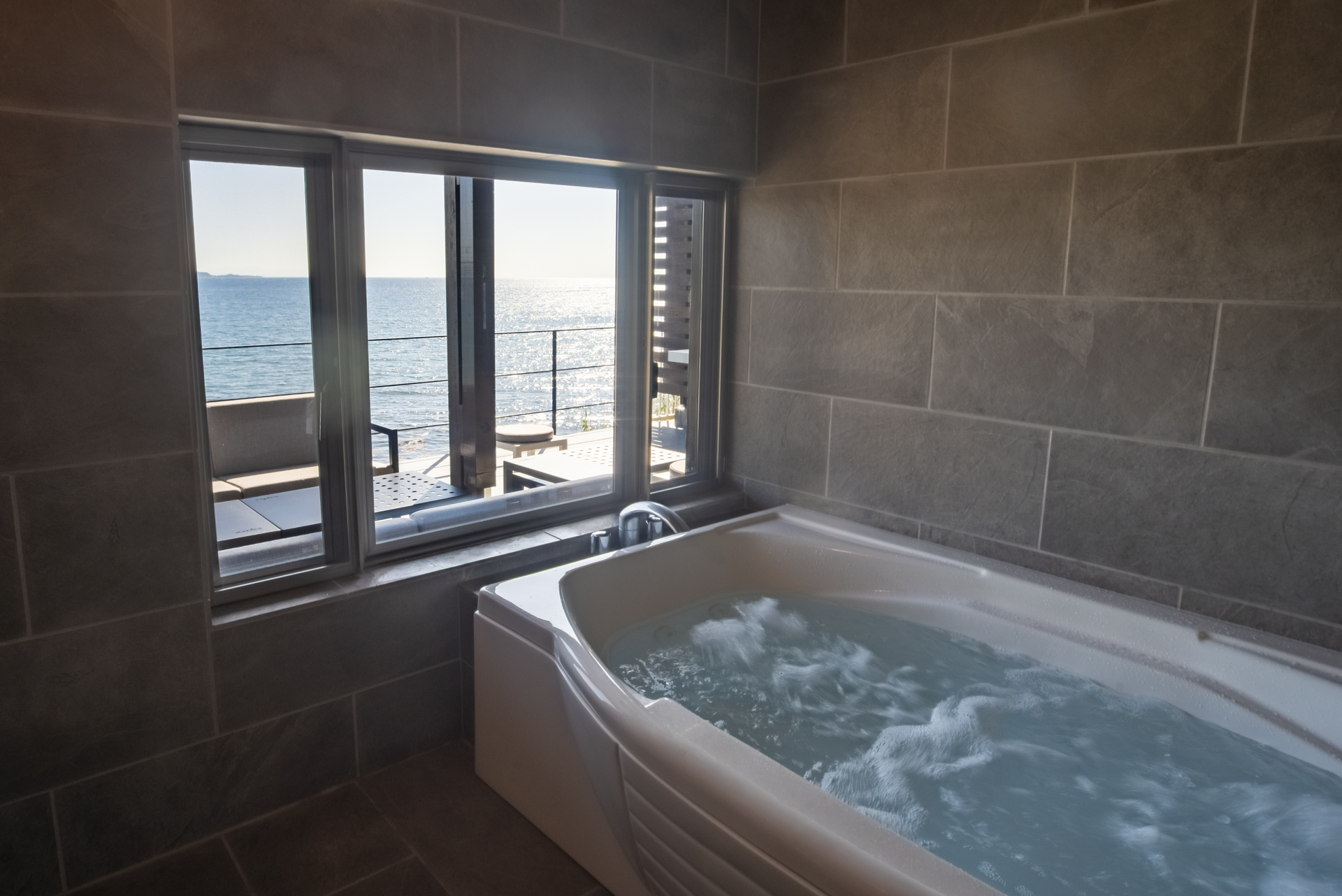 *【バスルーム（1階）】海景色を眺めながらゆったり浸かれる癒しの浴室。