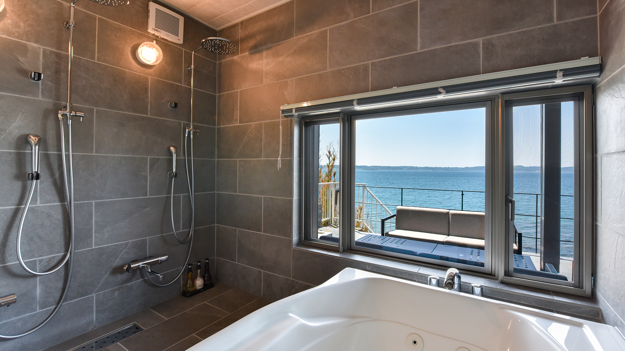 *【バスルーム（1階）】ダブルシャワーと広々バスで贅沢なひとときを。