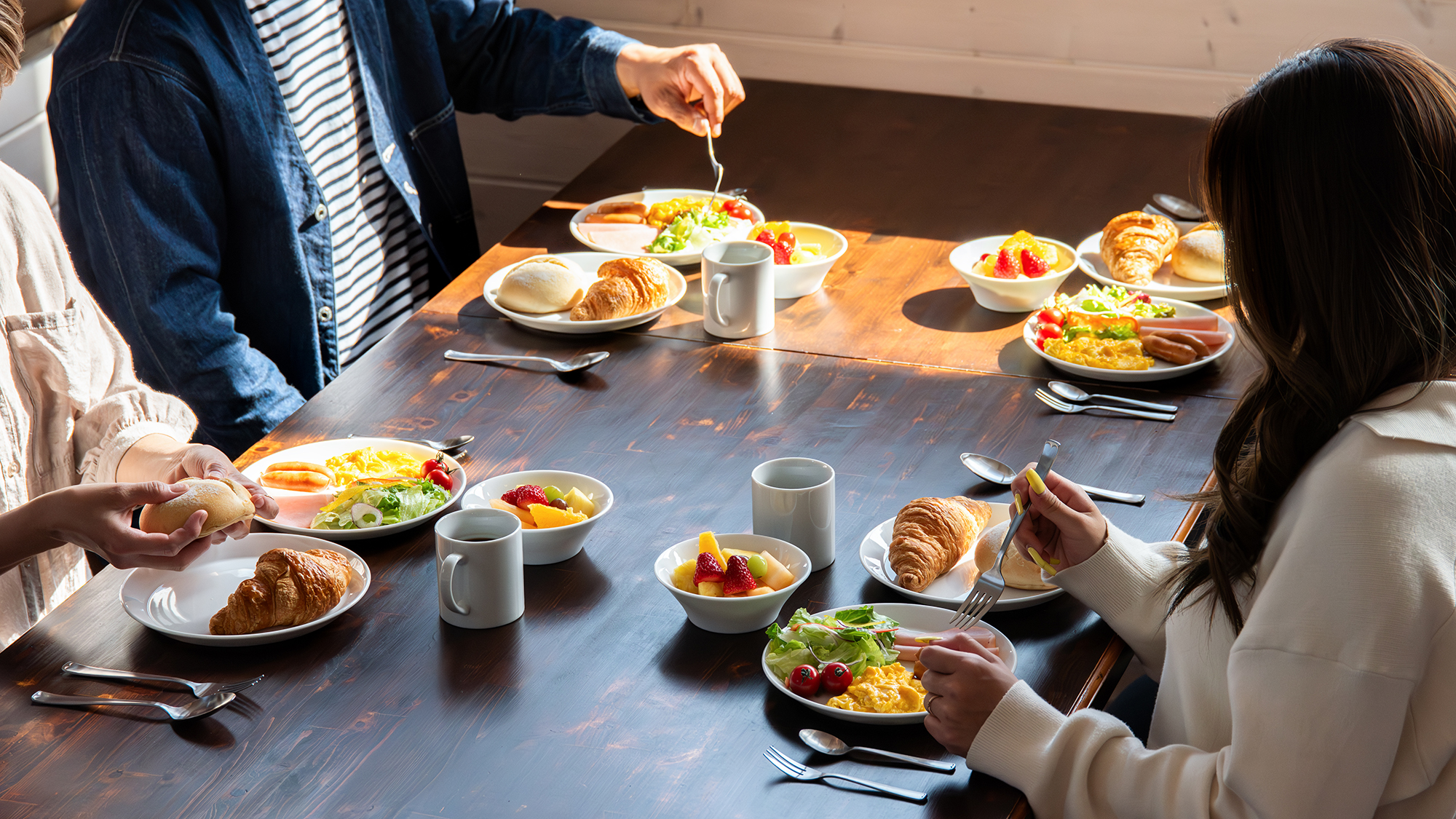 *【食事イメージ】家族や仲間と囲む朝の食卓が心を豊かにします。