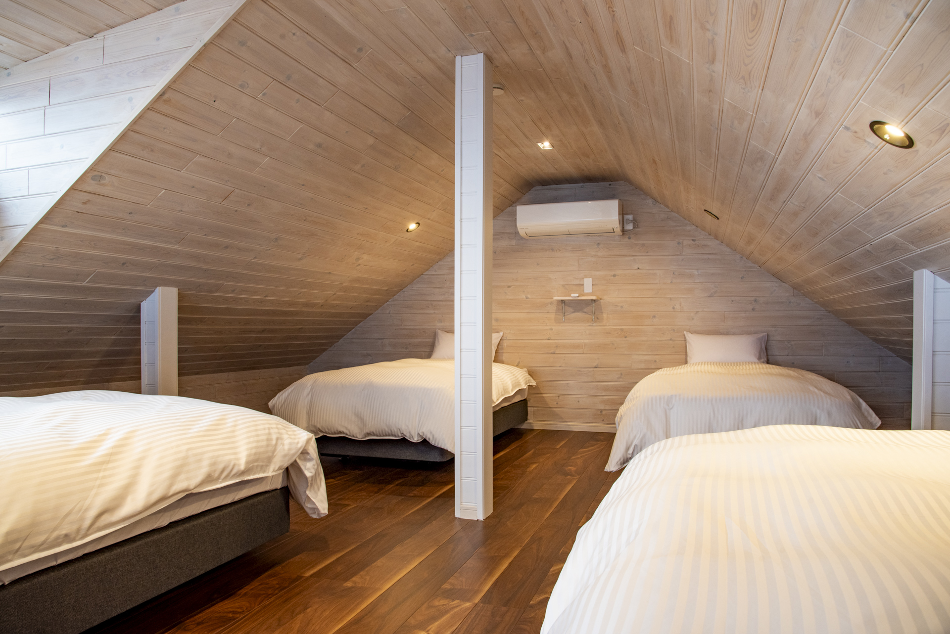 *【ロフト】屋根裏のような落ち着いた空間で、ゆったりと休める寝室です。