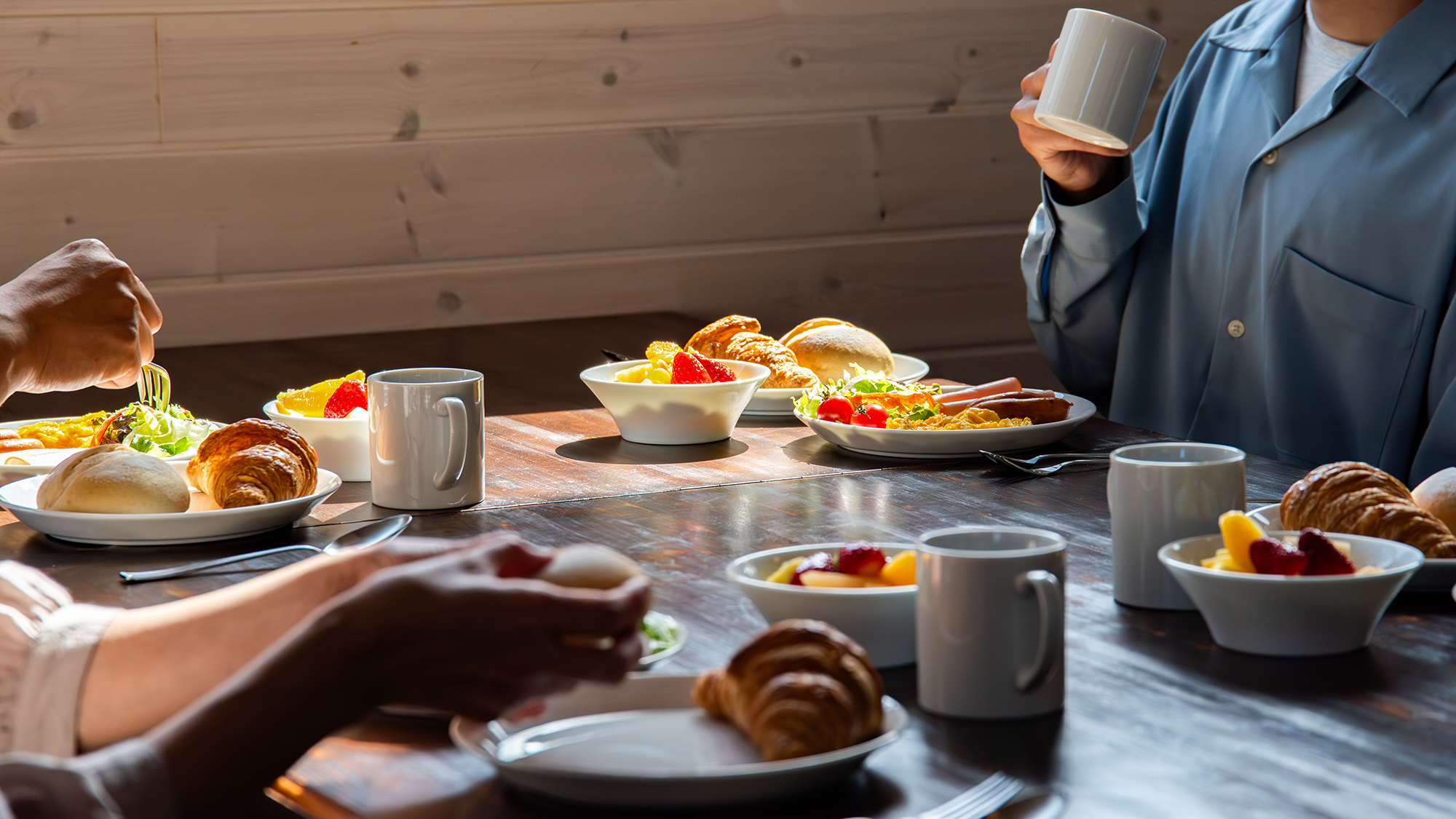 *【食事イメージ】朝の光に包まれたダイニングで心地よい朝食時間。