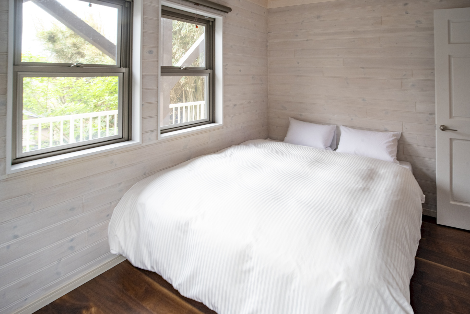 *【寝室（1階）】静かな海辺の宿で過ごす癒やしのベッドルーム。ゆったりとした時間を。