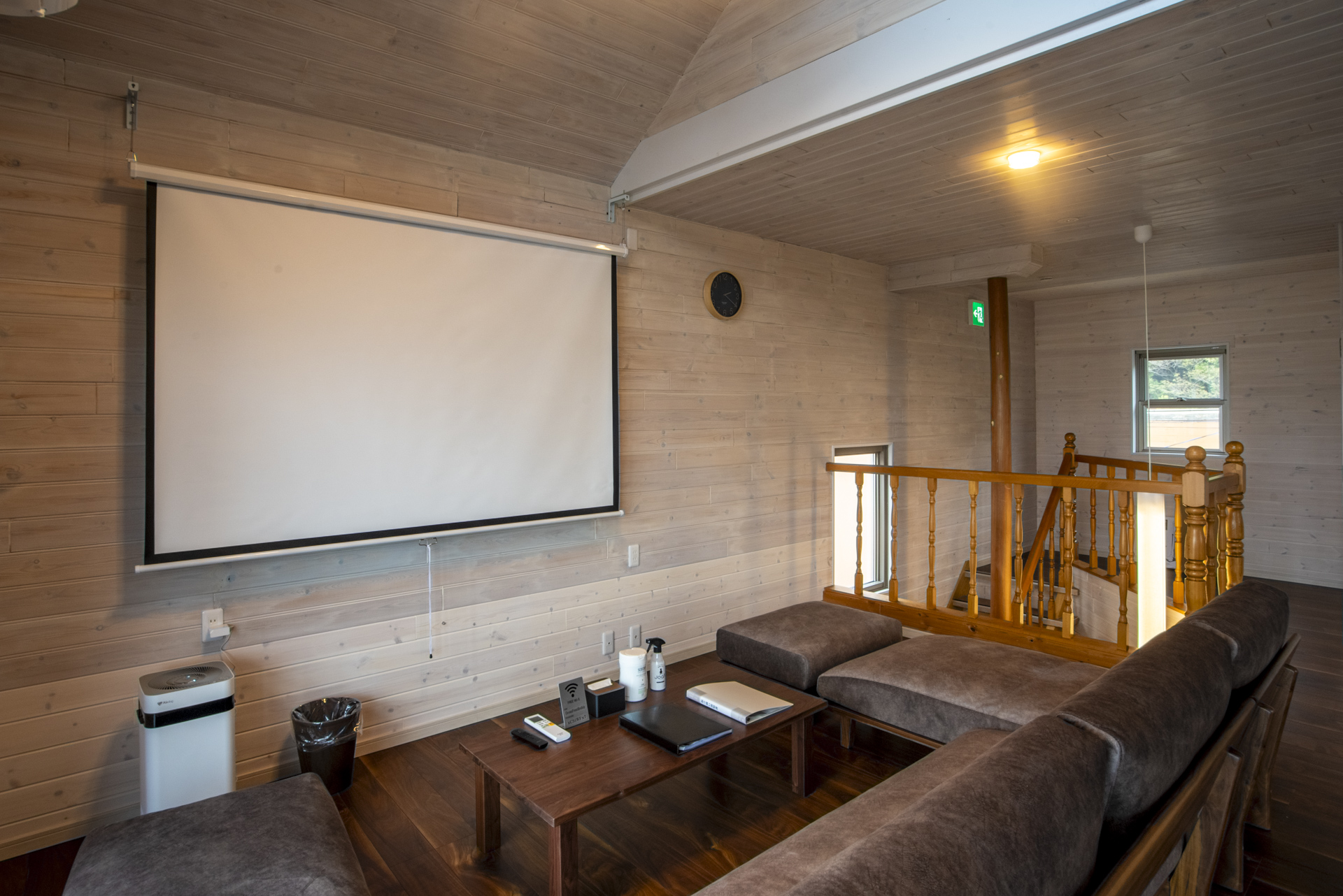 *【リビング（2階）】プロジェクターで映画鑑賞も楽しめる贅沢なプライベート空間。