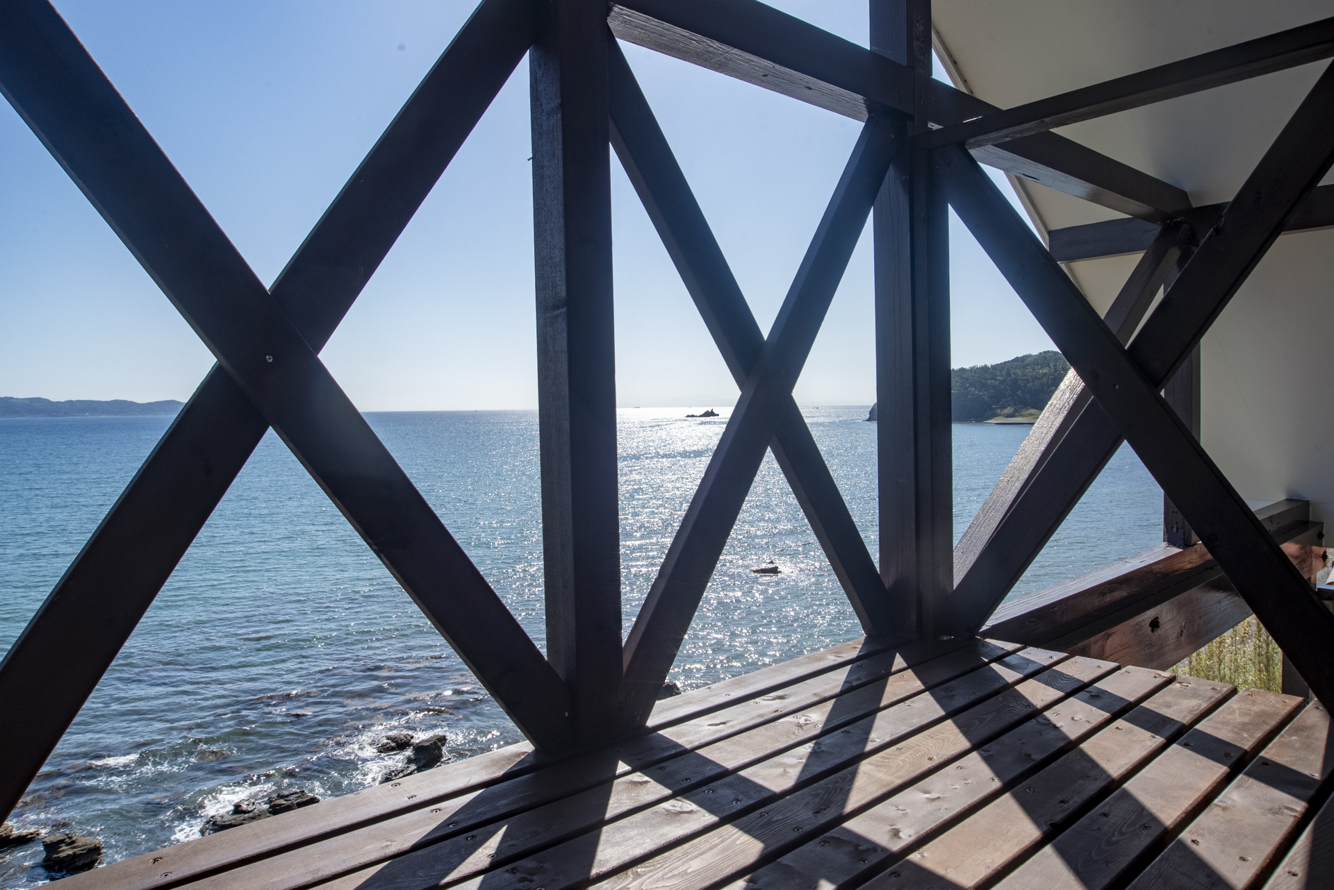 *【オーシャンビュー】海を間近に感じるウッドデッキ。潮風とともに寛ぐ特別席。