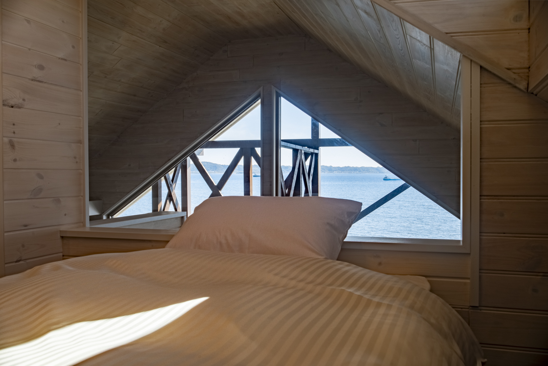 *【ロフト】三角窓から海を望む、特別感あふれるロフトベッド空間。