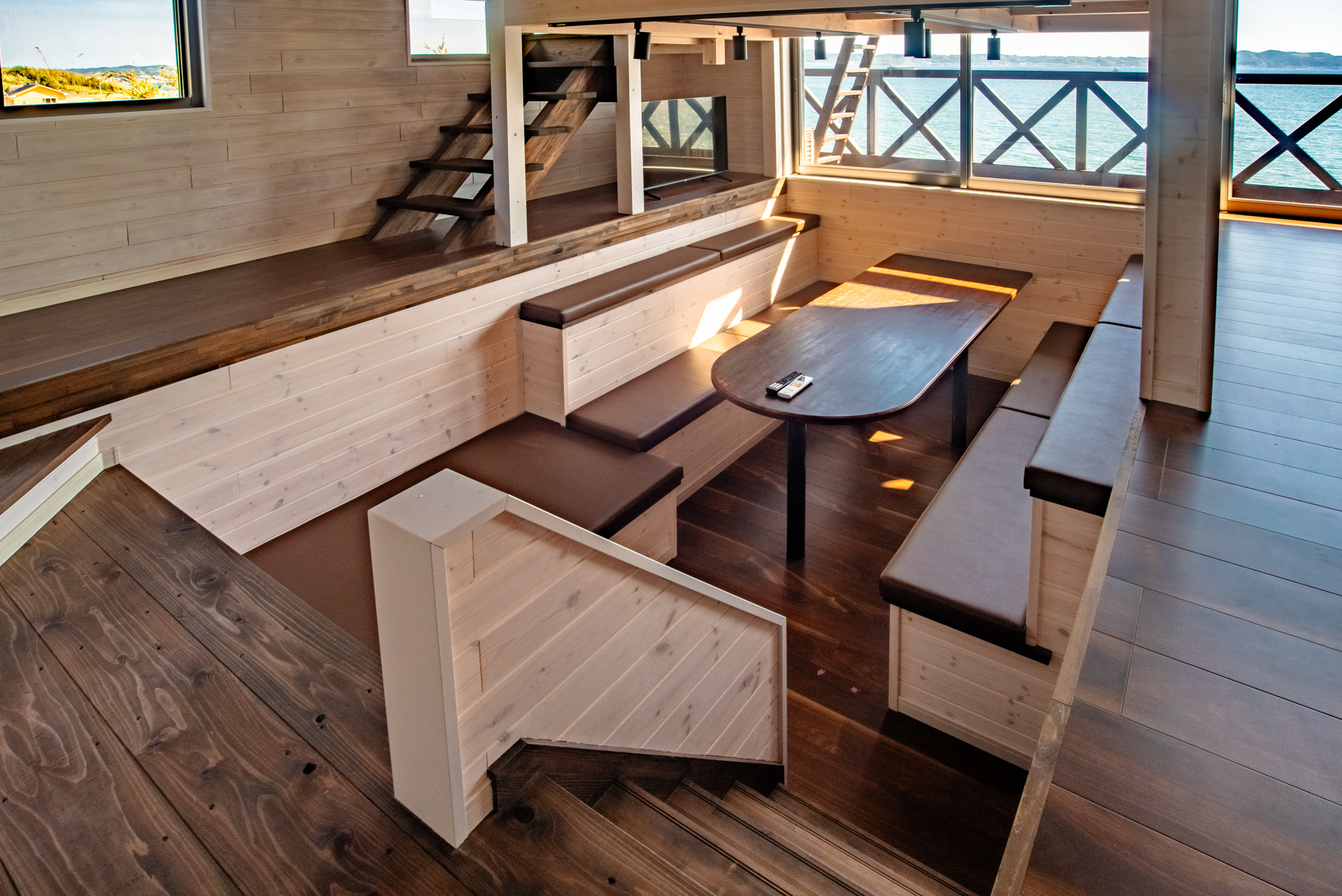 *【ダイニング（2階）】ゆったり座れるベンチ席で家族や仲間と楽しい食事時間。