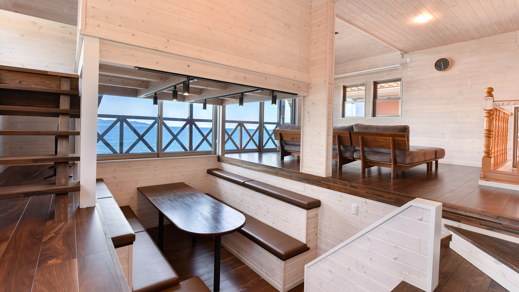 *【ダイニング（2階）】海を望む開放的な空間で、心安らぐひとときを。