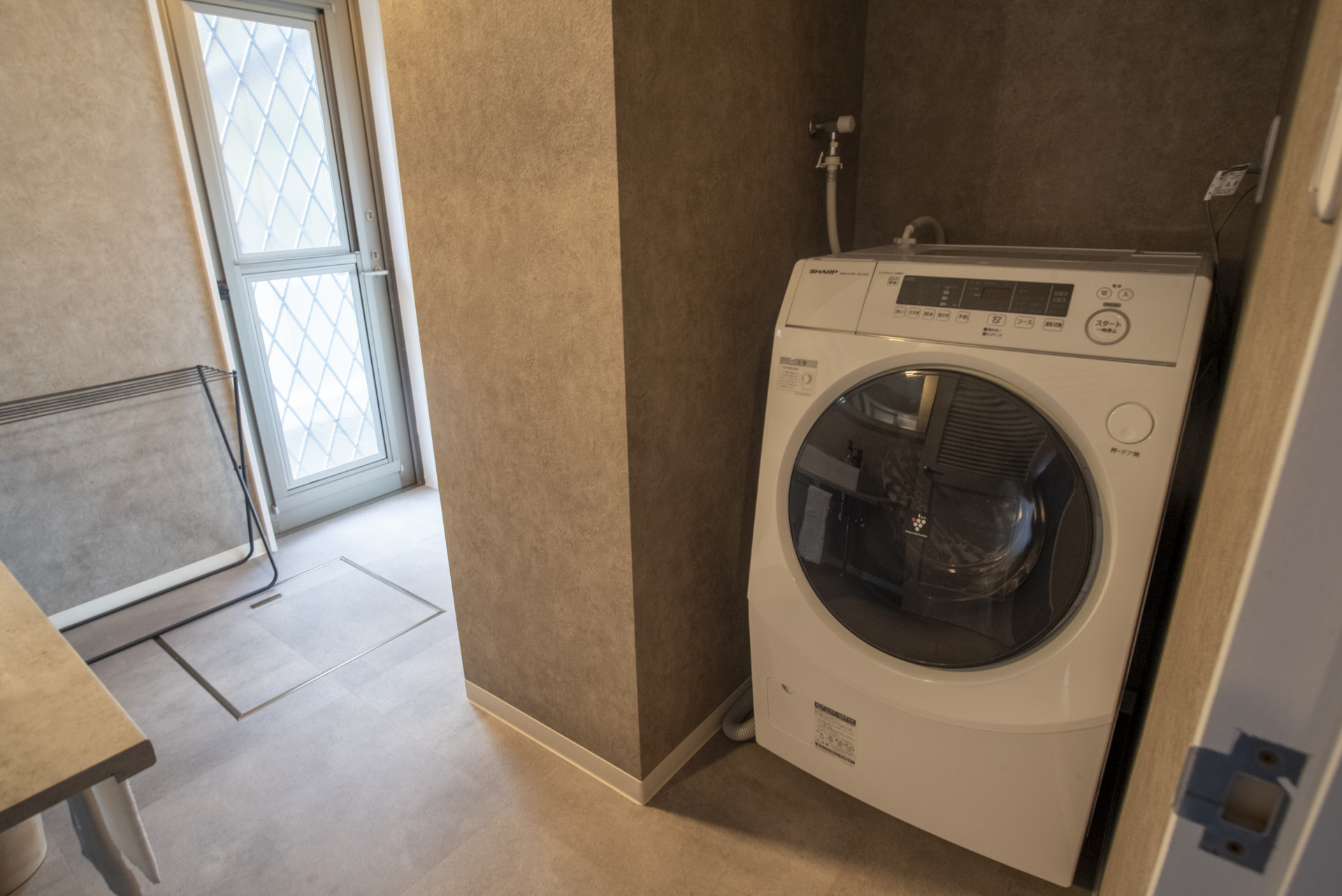 *【洗面所（1階）】清潔感のある洗面室に洗濯機を完備し、連泊でも安心です。