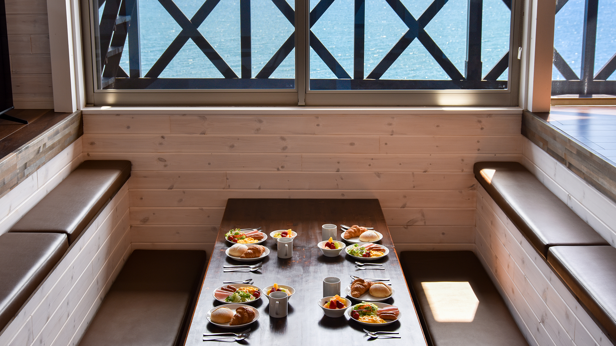 *【食事イメージ】窓いっぱいに広がる海景色と共に朝のひととき。