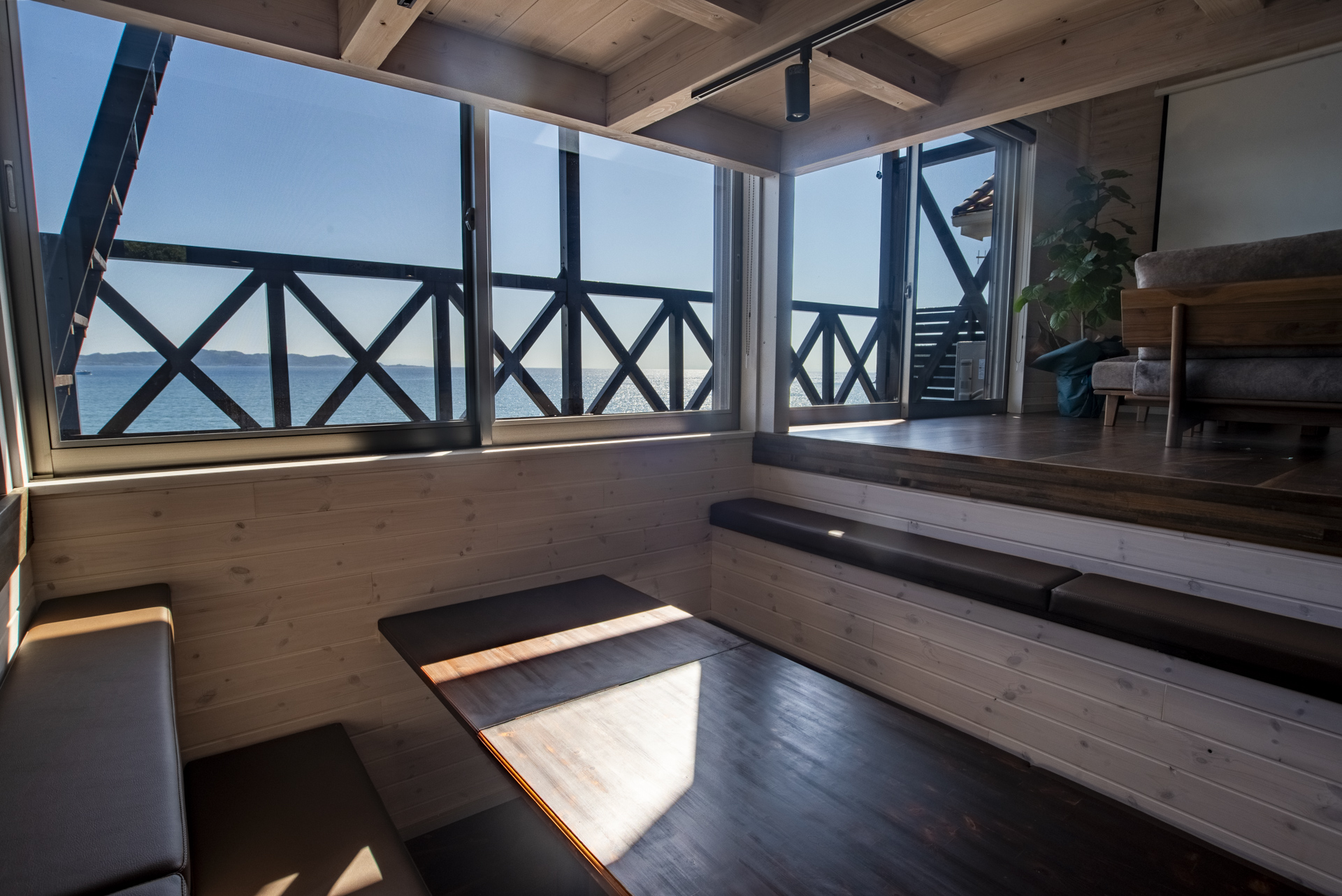 *【ダイニング（2階）】海辺の景色を眺めながら食事を楽しむ癒やしのひととき。